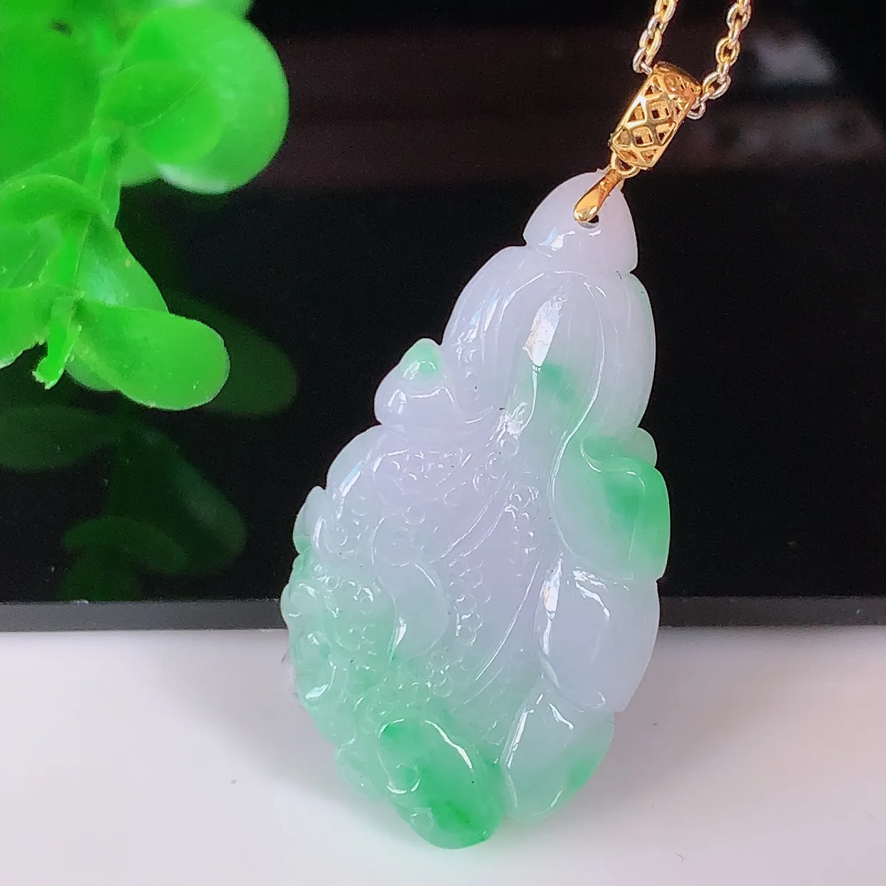自然光实拍，18K金镶嵌冰飘绿翡翠招百财白菜吊坠，百财聚来，财源滚滚，色泽鲜艳，精工水润的白菜，性价比高！#1.16