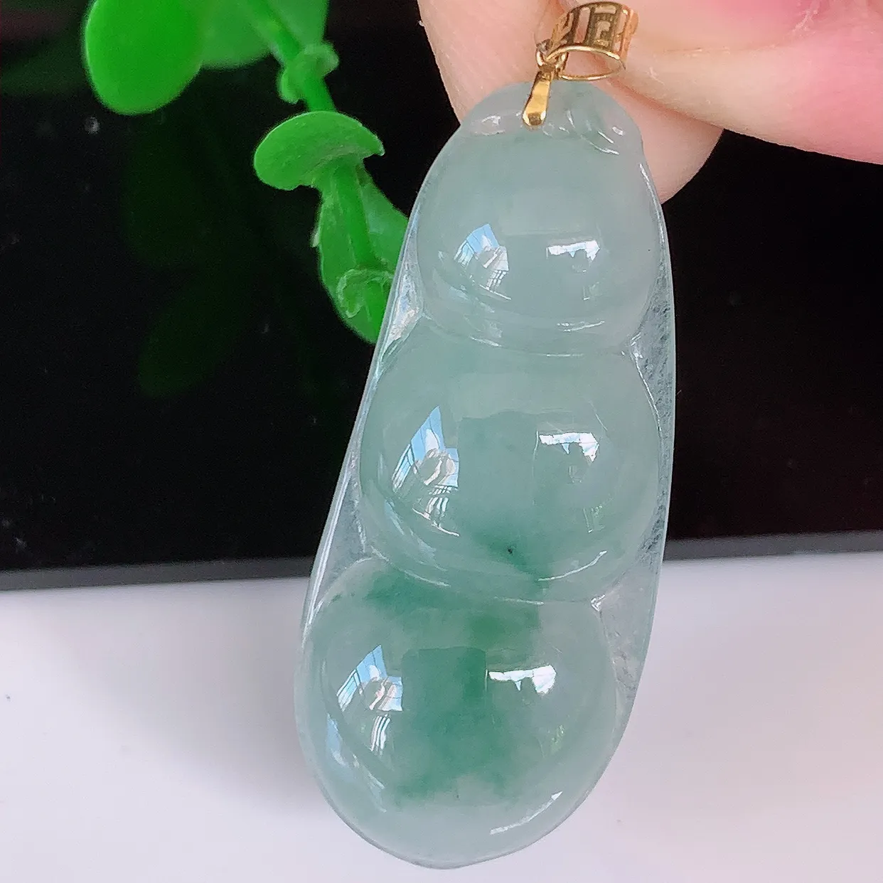 18K金镶嵌冰种飘花翡翠四季豆吊坠，平安豆福豆玉坠，冰润通透，豆粒饱满，寓意：豆蔻年华！#49.16