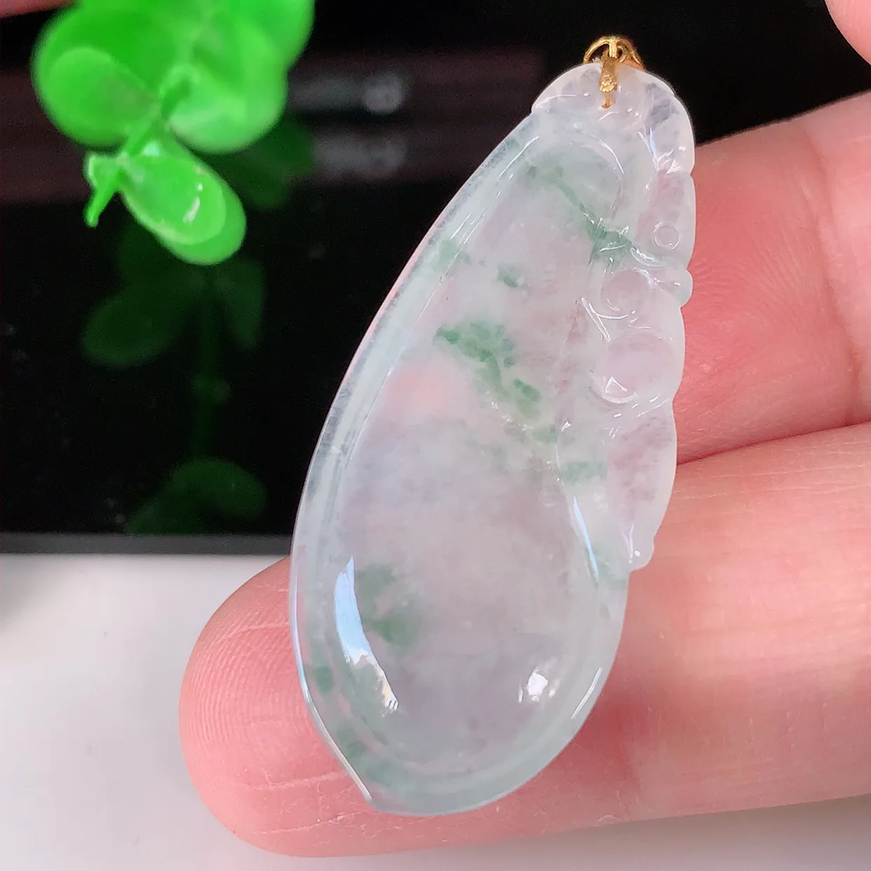 自然光实拍，18K金镶嵌冰种飘花翡翠招财福瓜吊坠，精美饱满福瓜，种水足，形态圆润饱满，福相十足 ！#00.16