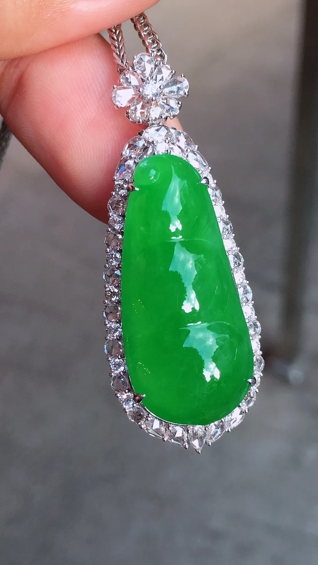 阳绿福豆吊坠，色泽均匀艳丽，玉质细腻，荧光感超
强，饱满圆润，气质满满。18k
金豪华镶嵌