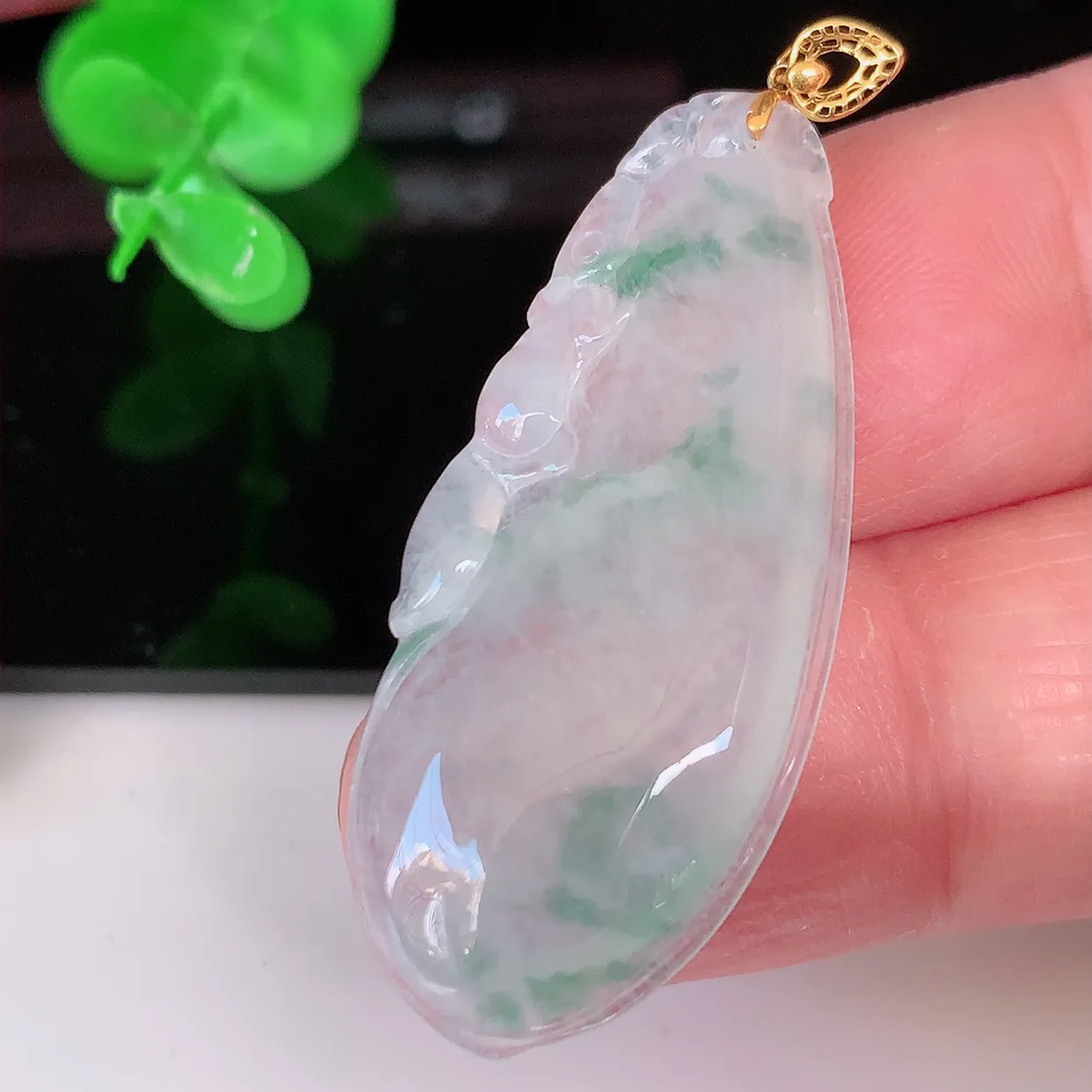自然光实拍，18K金镶嵌冰种飘花翡翠招财福瓜吊坠，精美饱满福瓜，种水足，形态圆润饱满，福相十足 ！#
