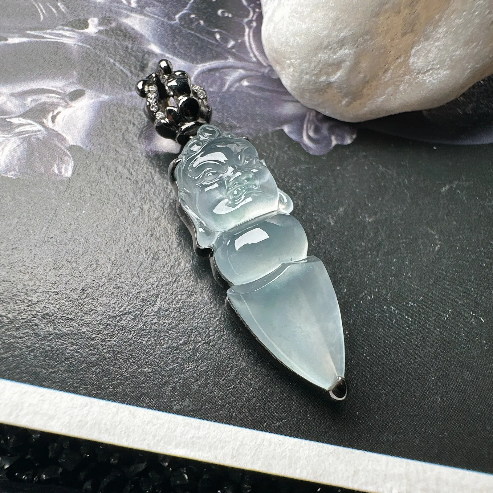 【冰种佛教法器降魔杵】冰种起胶起荧光的料子，质地细腻。纯手工雕刻，少有这样高质量的降魔杵，推荐入手。18K金钻精美镶嵌，裸石尺寸25.8*9.3*4.7毫米。