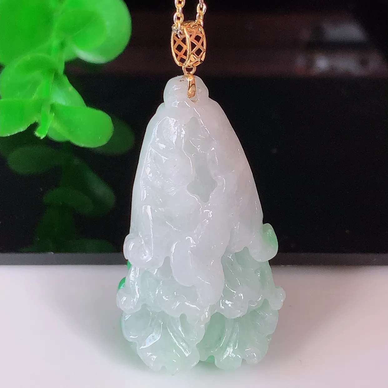 自然光实拍，18K金镶嵌冰润飘绿翡翠招百财白菜吊坠，百财聚来，财源滚滚，色泽鲜艳，精工水润的白菜，性价比高！#1.16