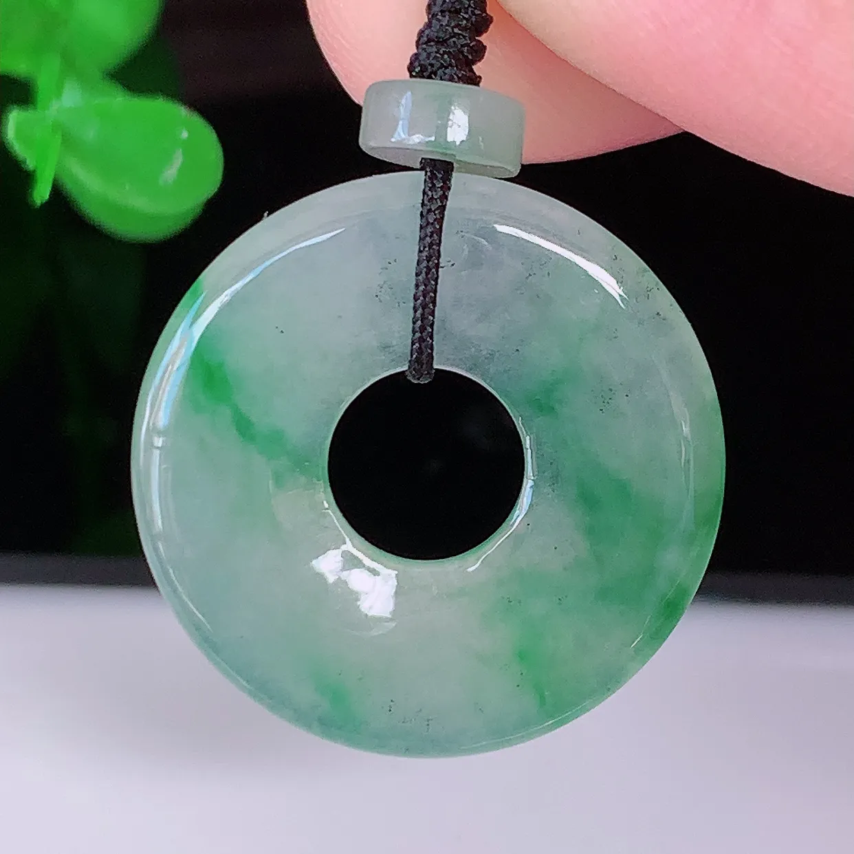 自然光实拍，冰种飘阳绿翡翠平安扣吊坠，翡翠平安扣，平安是福；冰透，很美的料子，平安扣佩戴优雅迷人！#41.16