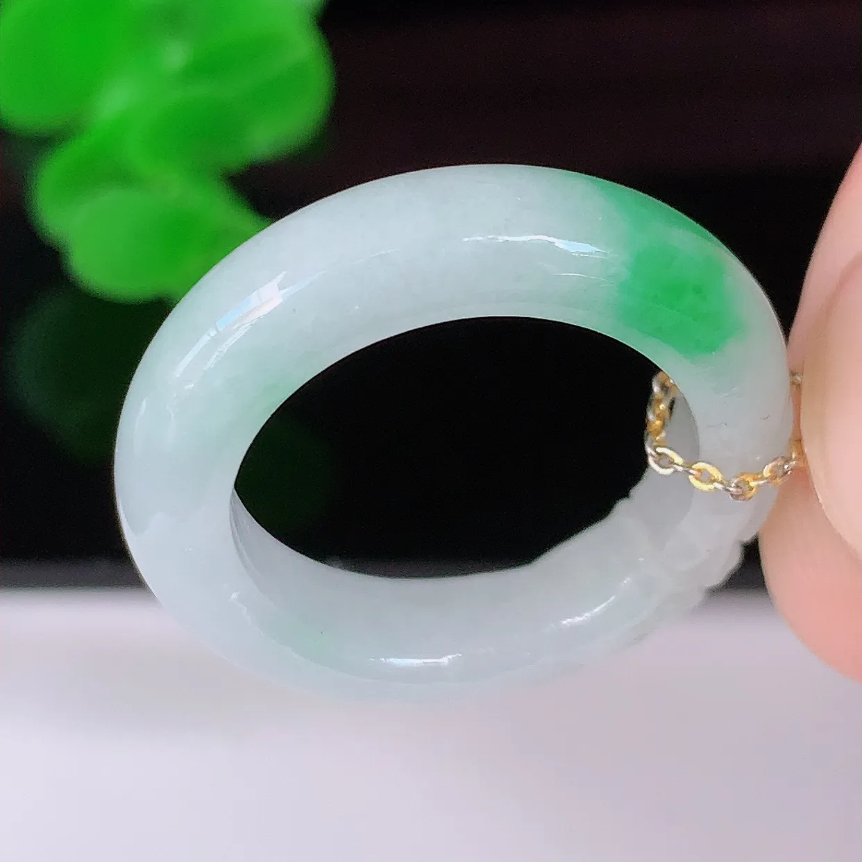 自然光实拍，17mm内径翡翠指环，玉戒指，玉质莹润，好精美好冰润的指环，14圈口，上手纤巧！#1.16尺寸17*5.2*3.9