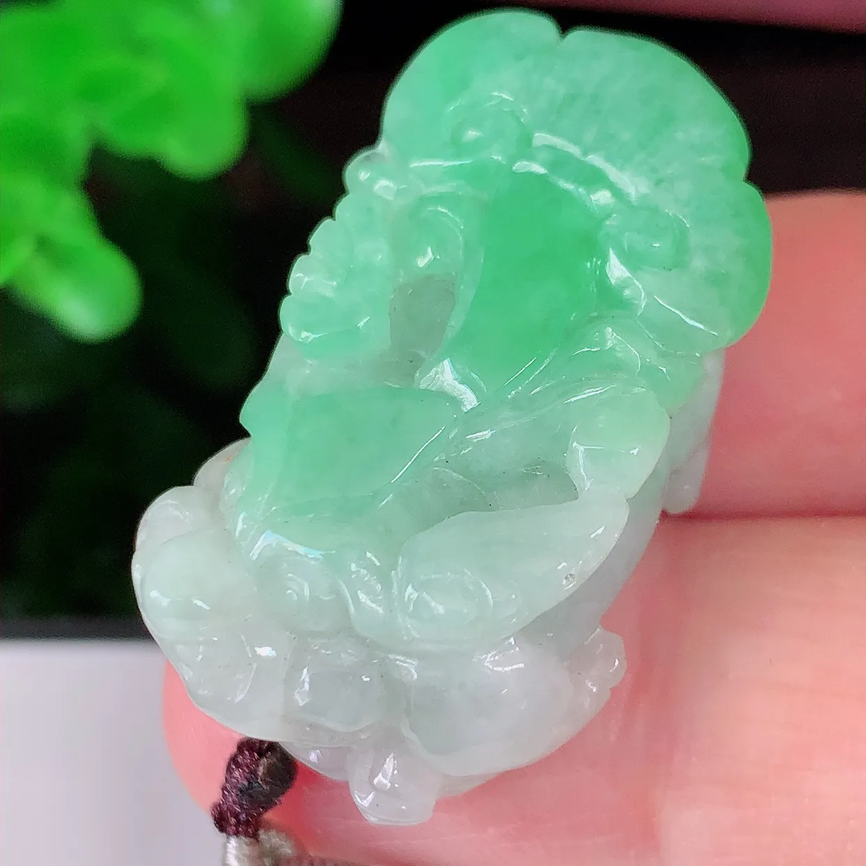 自然光实拍，冰润飘绿招财貔貅吊坠，民间有“一摸貔貅运程旺盛，再摸貔貅财运滚滚，三摸貔貅平步青云 ”的美好祝愿。#57.16