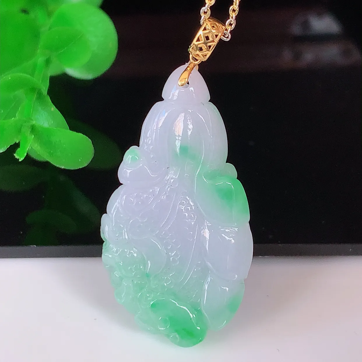 自然光实拍，18K金镶嵌冰飘绿翡翠招百财白菜吊坠，百财聚来，财源滚滚，色泽鲜艳，精工水润的白菜，性价比高！#1.16