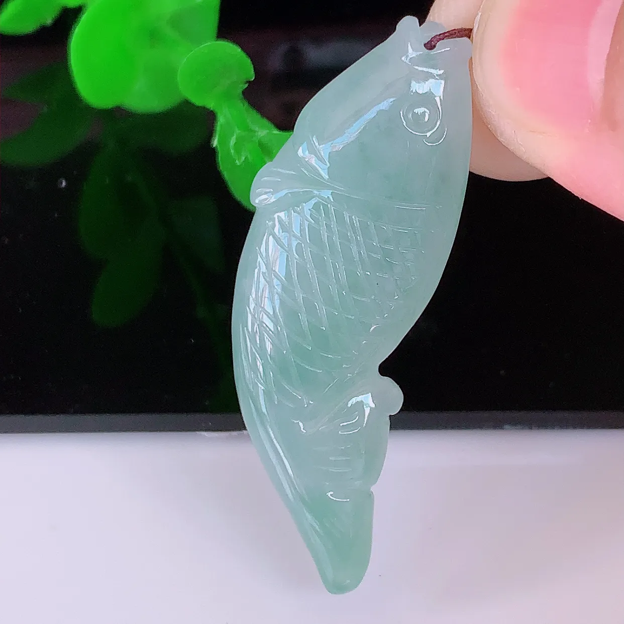 自然光实拍，冰种翡翠年年有余，自由自在玉吊坠，寓意财源广进，雕工婉约，栩栩如生，佩戴优雅迷人！#05.16
