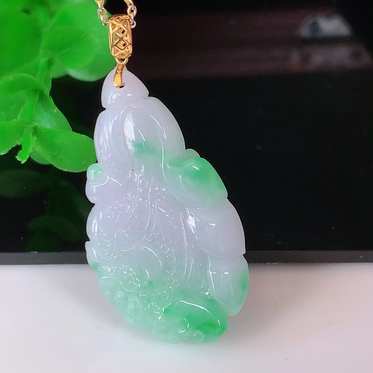 自然光实拍，18K金镶嵌冰飘绿翡翠招百财白菜吊坠，百财聚来，财源滚滚，色泽鲜艳，精工水润的白菜，性价比高！#1.16