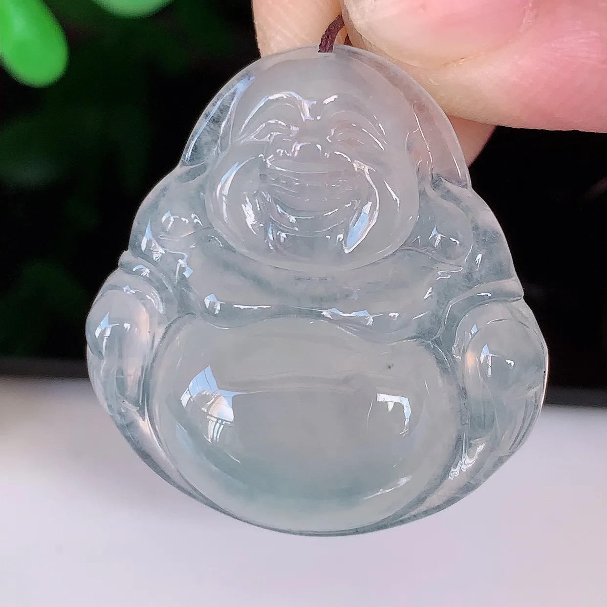 自然光实拍，冰种翡翠佛公吊坠，饱满， 佛公亦保平安，寓意有福（佛公）相伴，品相佳，配戴优雅迷人！#35.16