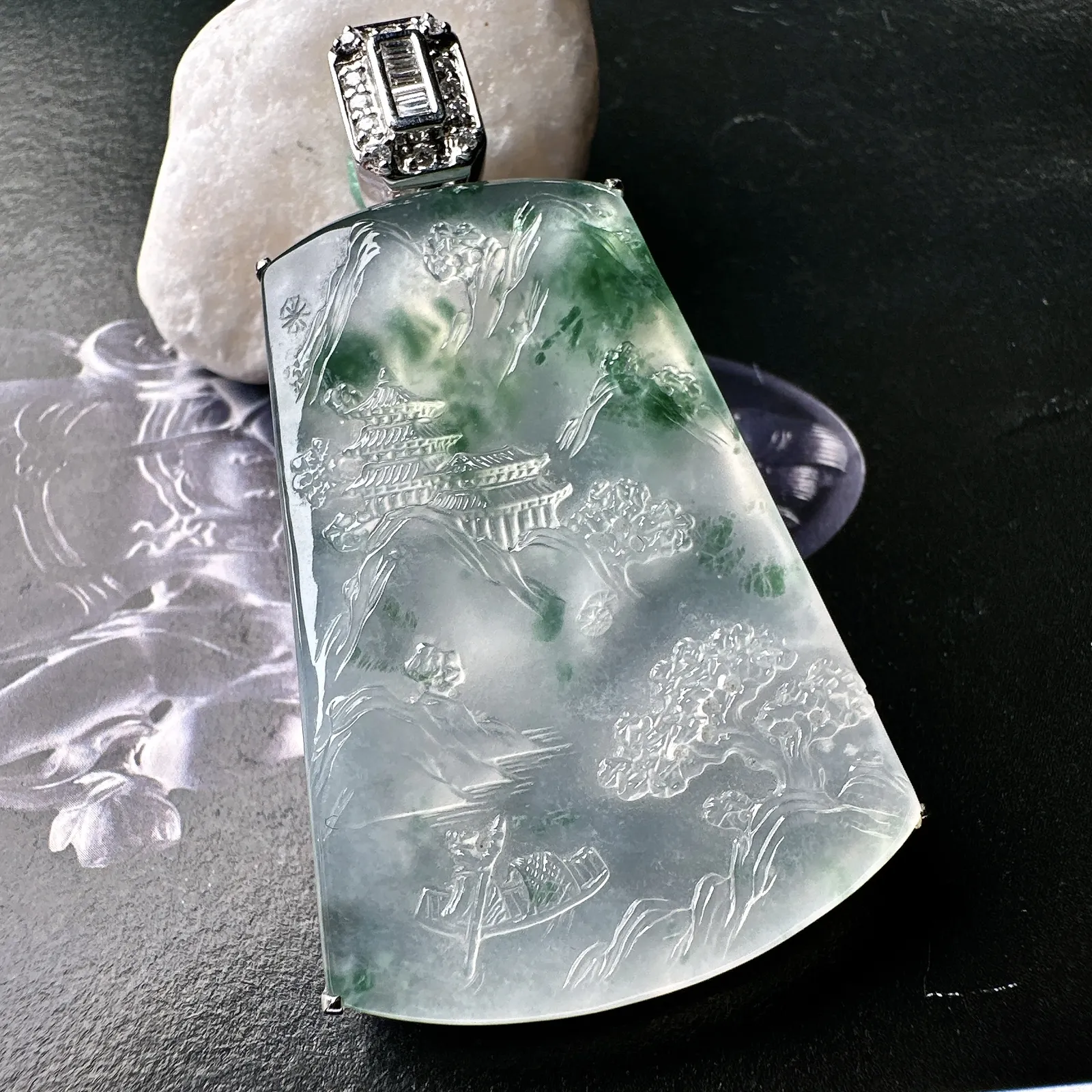 【冰种飘花山水】种地很不错，冰感十足，通透度好，画面感强烈，稀有的好山水，18k金钻镶嵌，裸石尺寸4