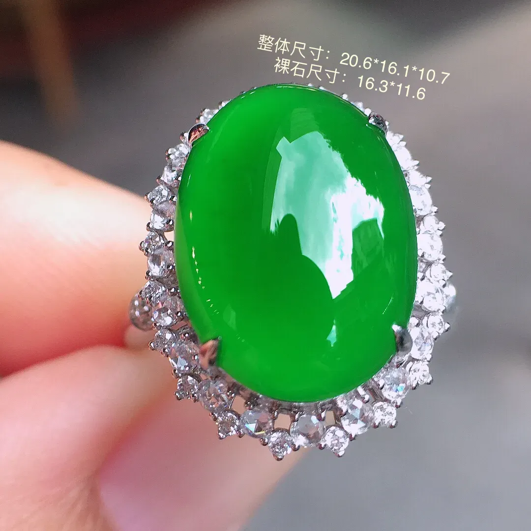 阳绿蛋面戒指，色泽均匀艳丽，玉质细腻，荧光感超
强，饱满圆润，气质满满。18k
金豪华镶嵌