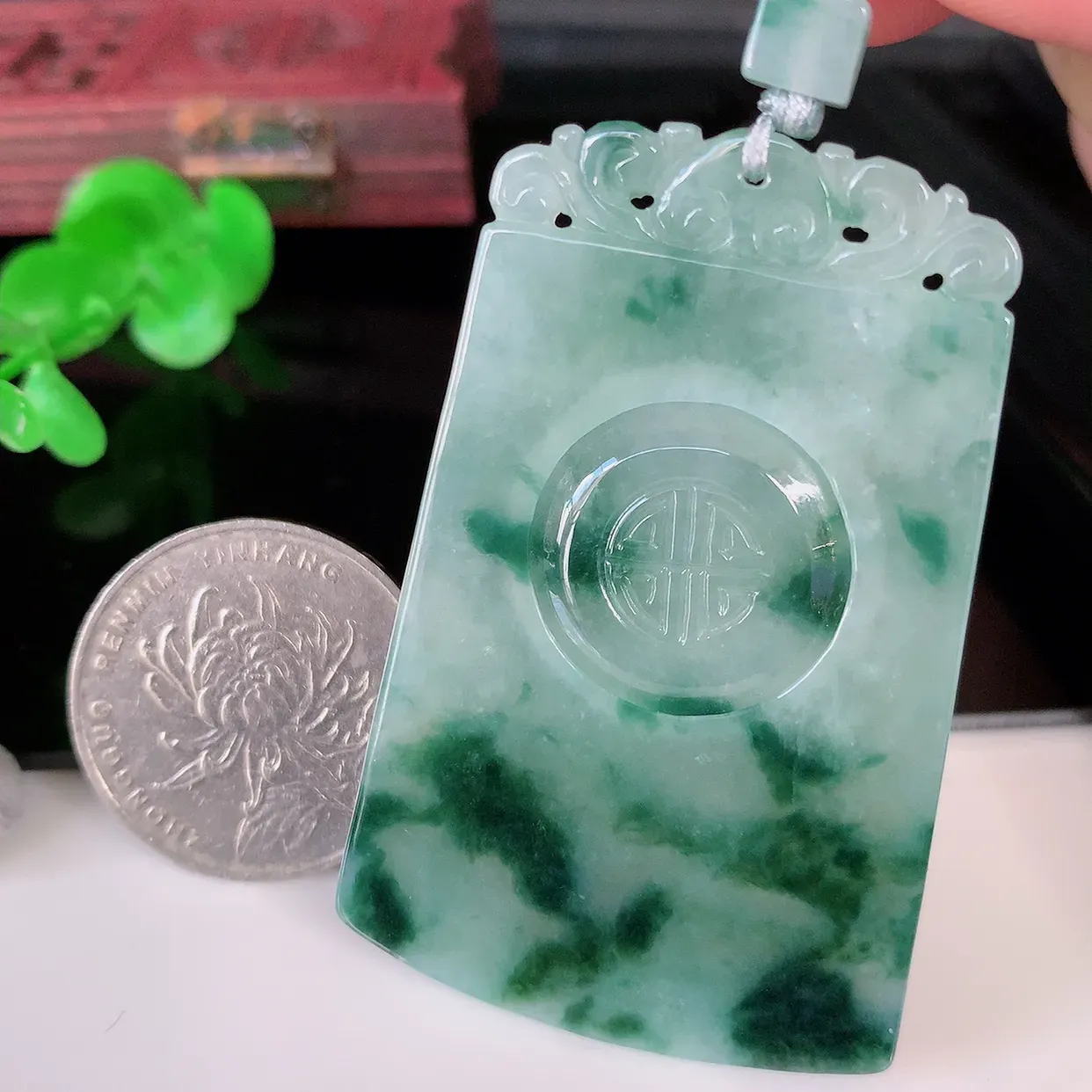 自然光实拍，冰润飘花翡翠时来运转吊坠，种老水足，雕工精湛 ，寓意美好，佩戴时尚出众！#03.16