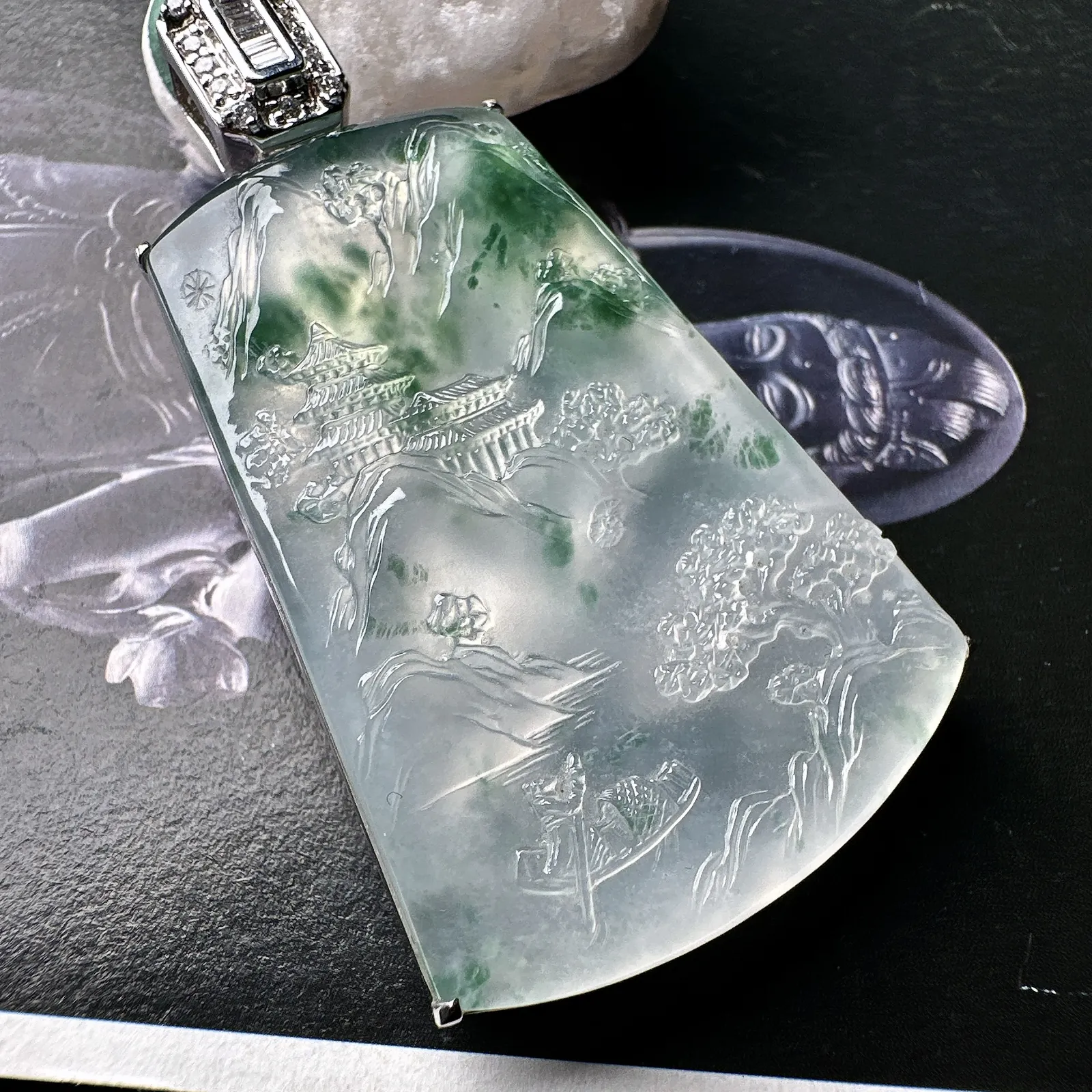 【冰种飘花山水】种地很不错，冰感十足，通透度好，画面感强烈，稀有的好山水，18k金钻镶嵌，裸石尺寸49.4*36*4.6毫米
