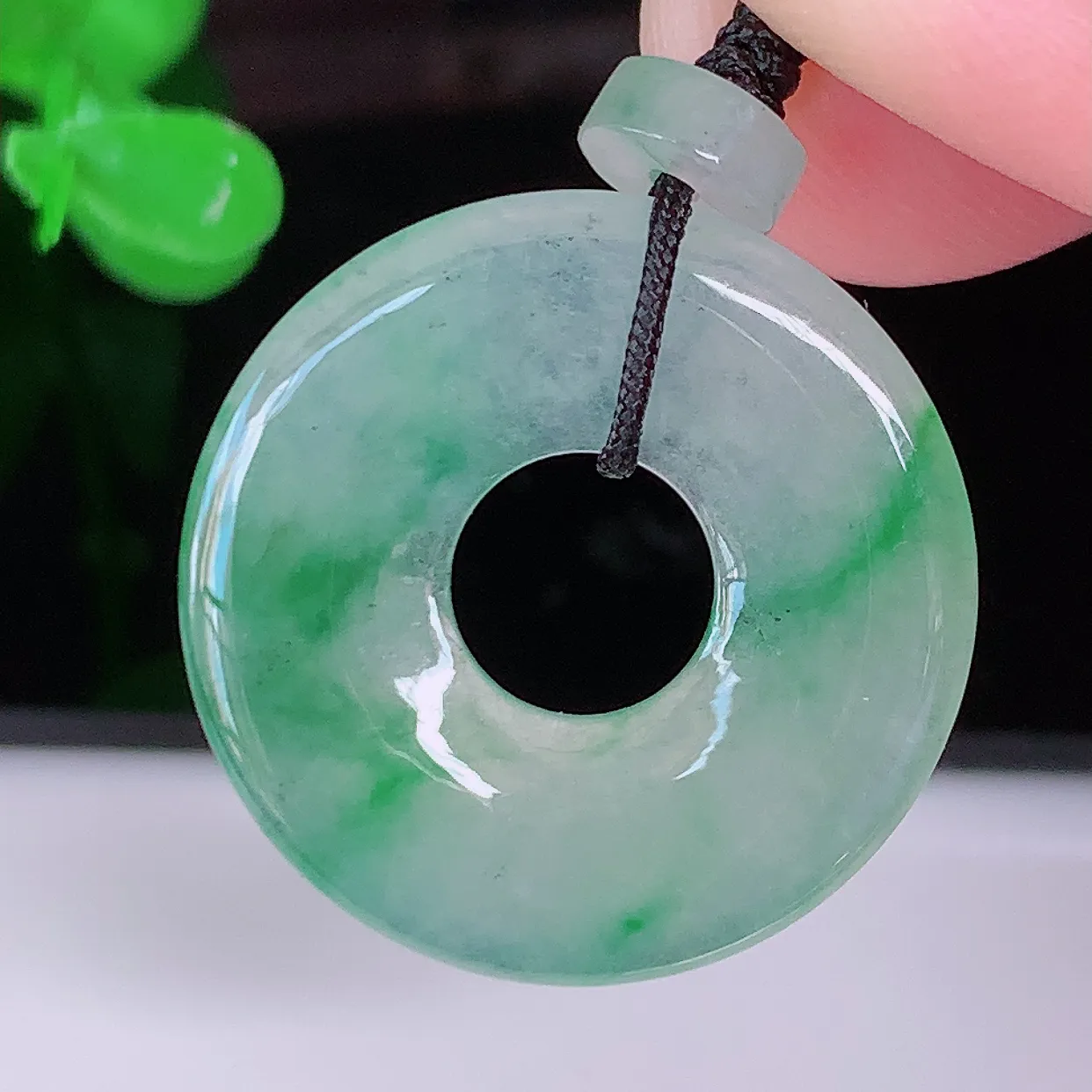 自然光实拍，冰种飘阳绿翡翠平安扣吊坠，翡翠平安扣，平安是福；冰透，很美的料子，平安扣佩戴优雅迷人！#41.16