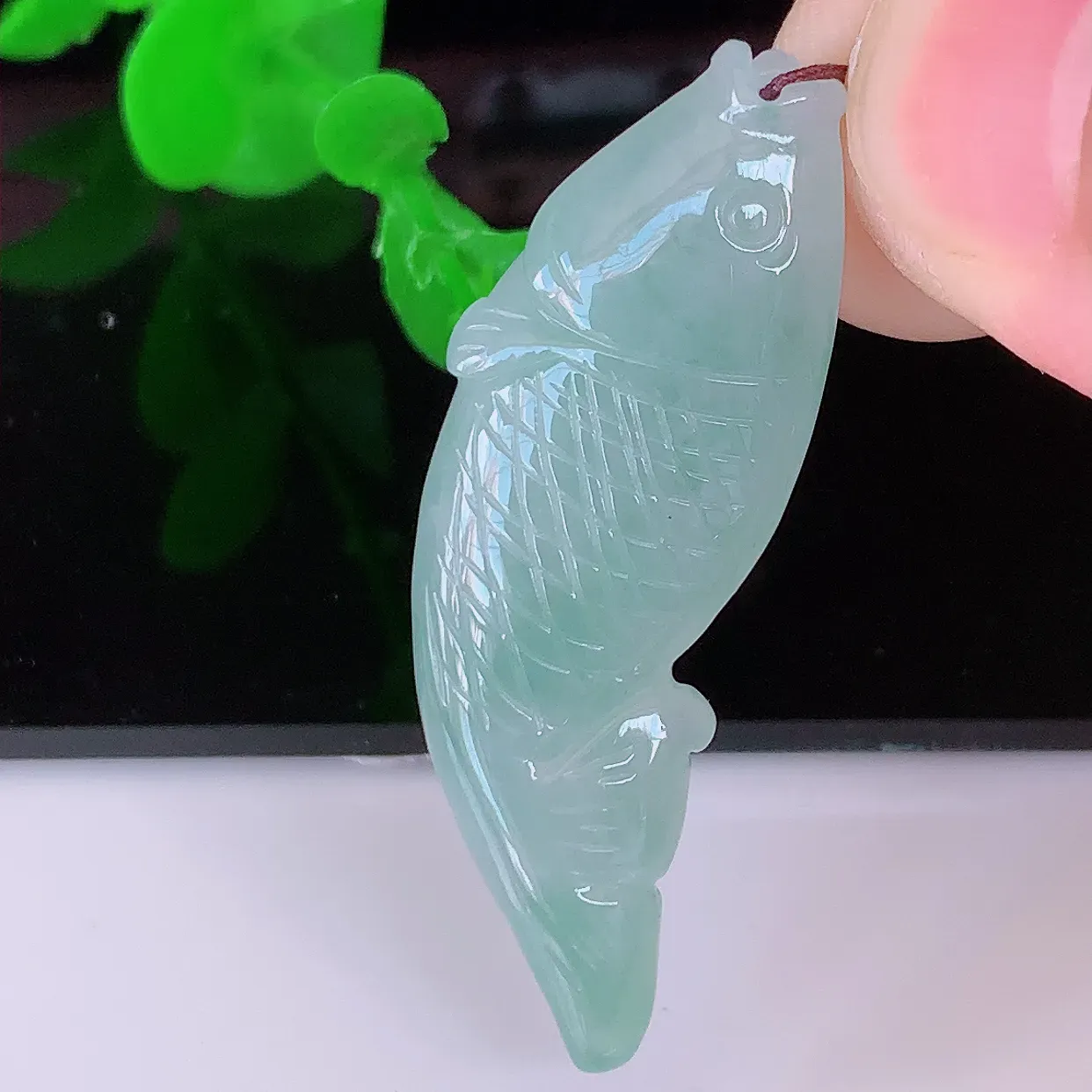 自然光实拍，冰种翡翠年年有余，自由自在玉吊坠，寓意财源广进，雕工婉约，栩栩如生，佩戴优雅迷人！#05.16