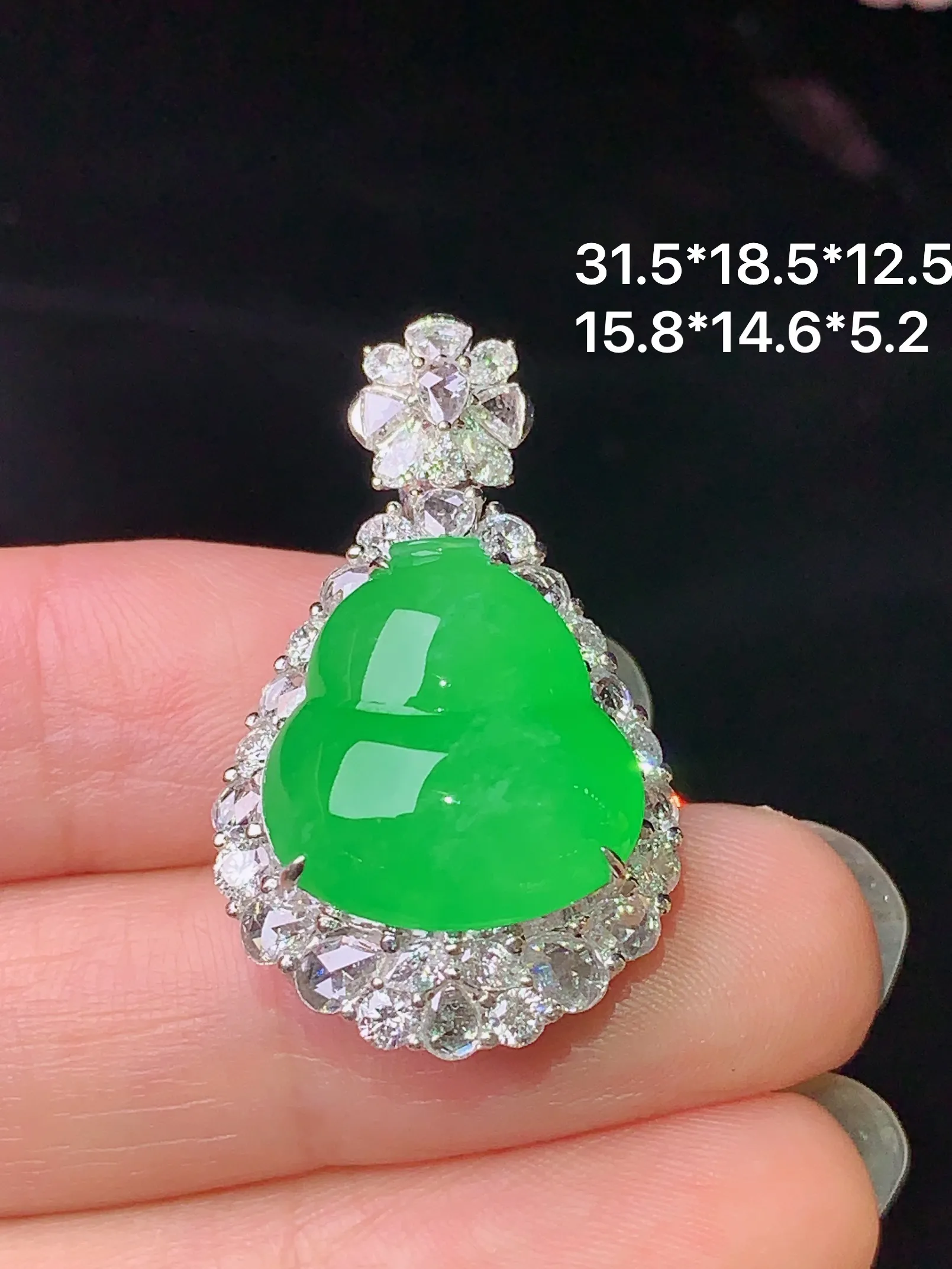 18k金钻镶嵌满绿葫芦吊坠 玉质细腻 色泽清新艳丽 整体尺寸31.5*18.5*12.5