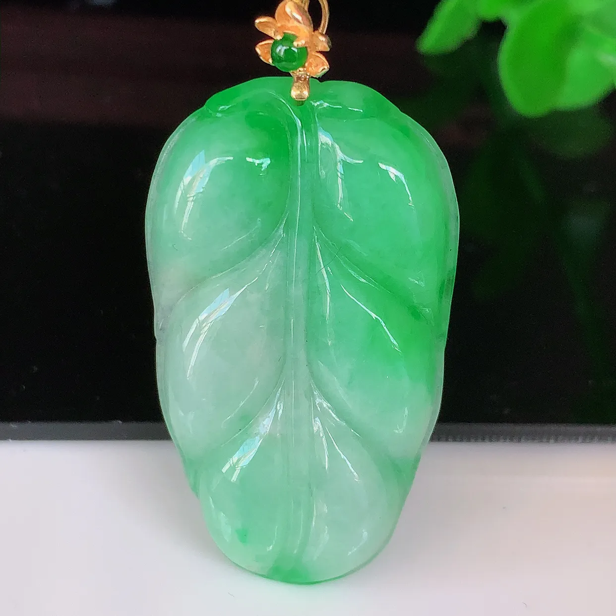 自然光实拍，18K金镶嵌飘阳绿翡翠叶子吊坠，寓意“大业有成，一夜成名，金枝玉叶”水润叶子，翡翠叶子，清秀高雅，性价比超值！#35.16整体41裸石35*20.5-4.8