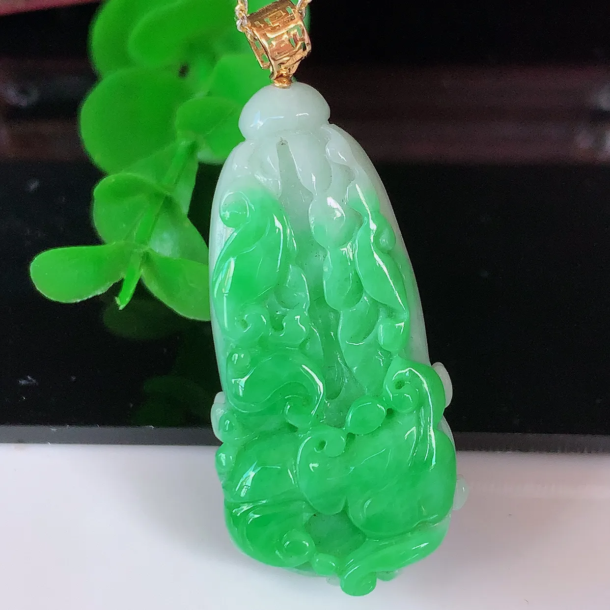 自然光实拍，18K金镶嵌冰润辣绿翡翠招百财白菜吊坠，百财聚来，财源滚滚，色泽鲜艳，精工水润的白菜，性价比高！#1.16