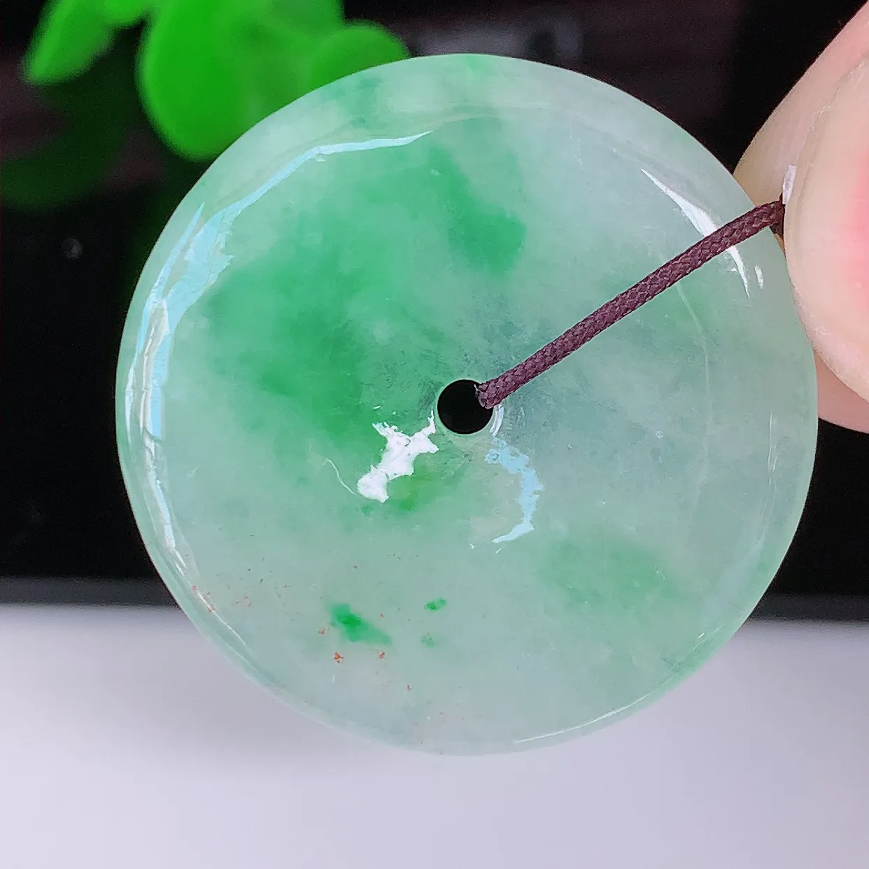 自然光实拍，冰种飘绿平安扣吊坠，翡翠平安扣，冰透，灵动飘逸，寓意平平安安，平安扣佩戴端庄漂亮！#41.16