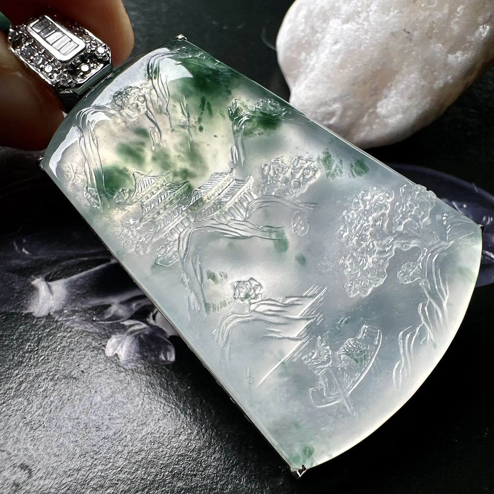 【冰种飘花山水】种地很不错，冰感十足，通透度好，画面感强烈，稀有的好山水，18k金钻镶嵌，裸石尺寸49.4*36*4.6毫米