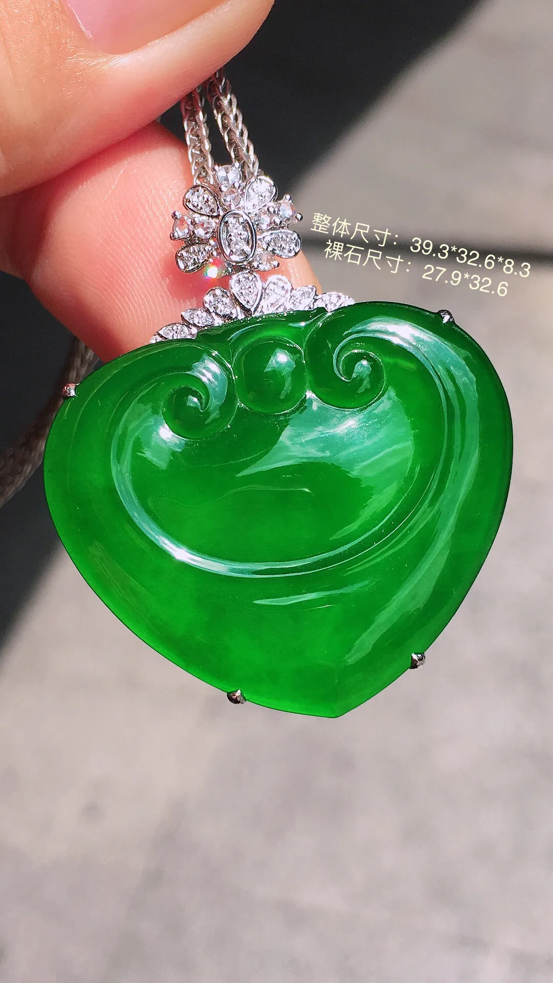 满绿如意吊坠，色泽均匀浓郁，玉质细腻，荧光感超
强，饱满圆润，气质满满。18k
金豪华镶嵌