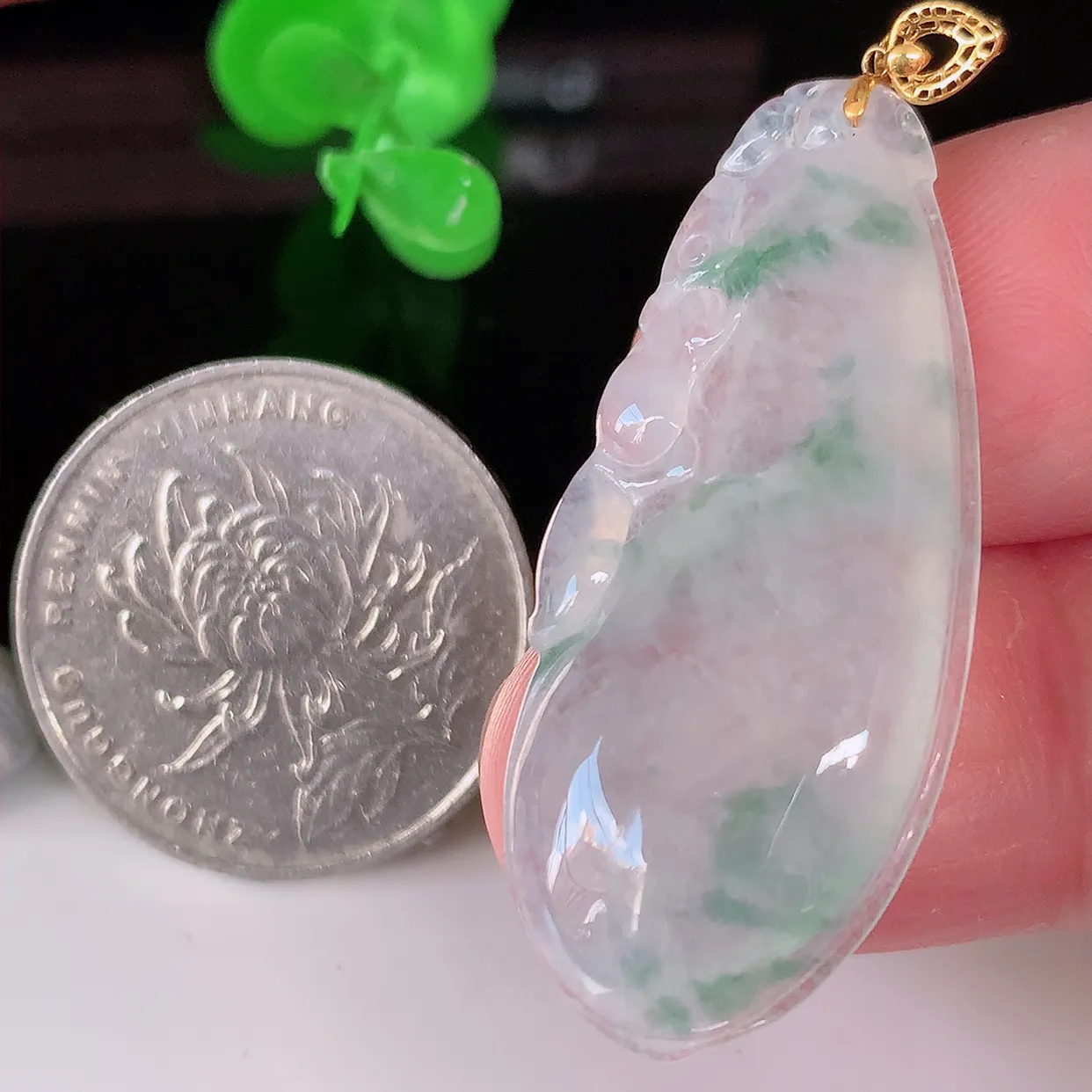 自然光实拍，18K金镶嵌冰种飘花翡翠招财福瓜吊坠，精美饱满福瓜，种水足，形态圆润饱满，福相十足 ！#00.16