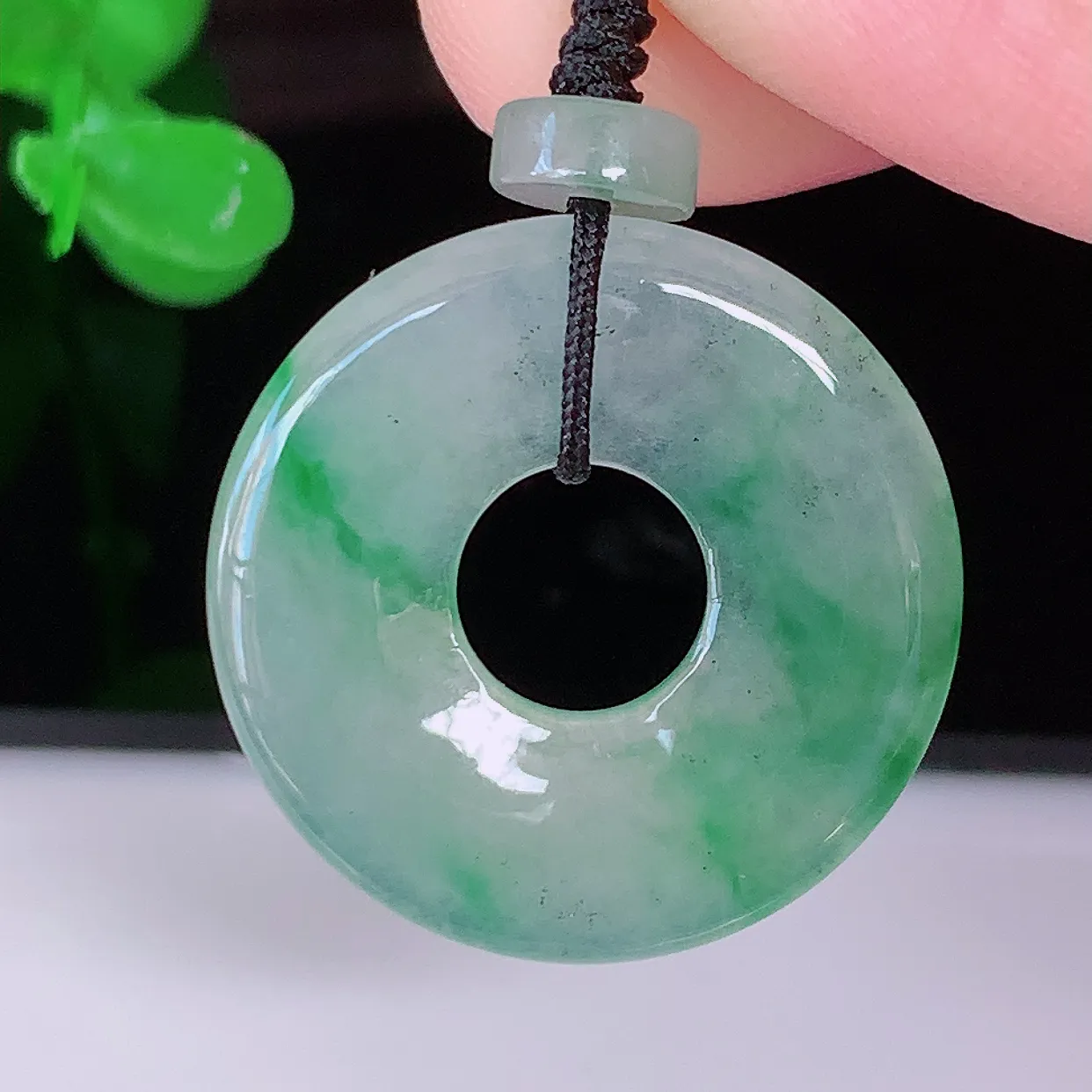 自然光实拍，冰种飘阳绿翡翠平安扣吊坠，翡翠平安扣，平安是福；冰透，很美的料子，平安扣佩戴优雅迷人！#