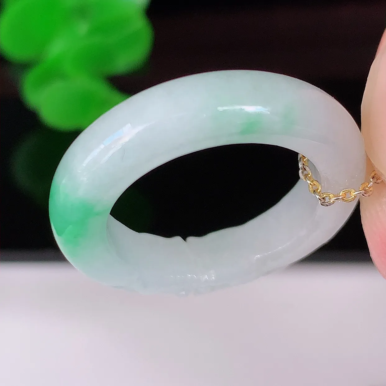自然光实拍，17mm内径翡翠指环，玉戒指，玉质莹润，好精美好冰润的指环，14圈口，上手纤巧！#1.16尺寸17*5.2*3.9