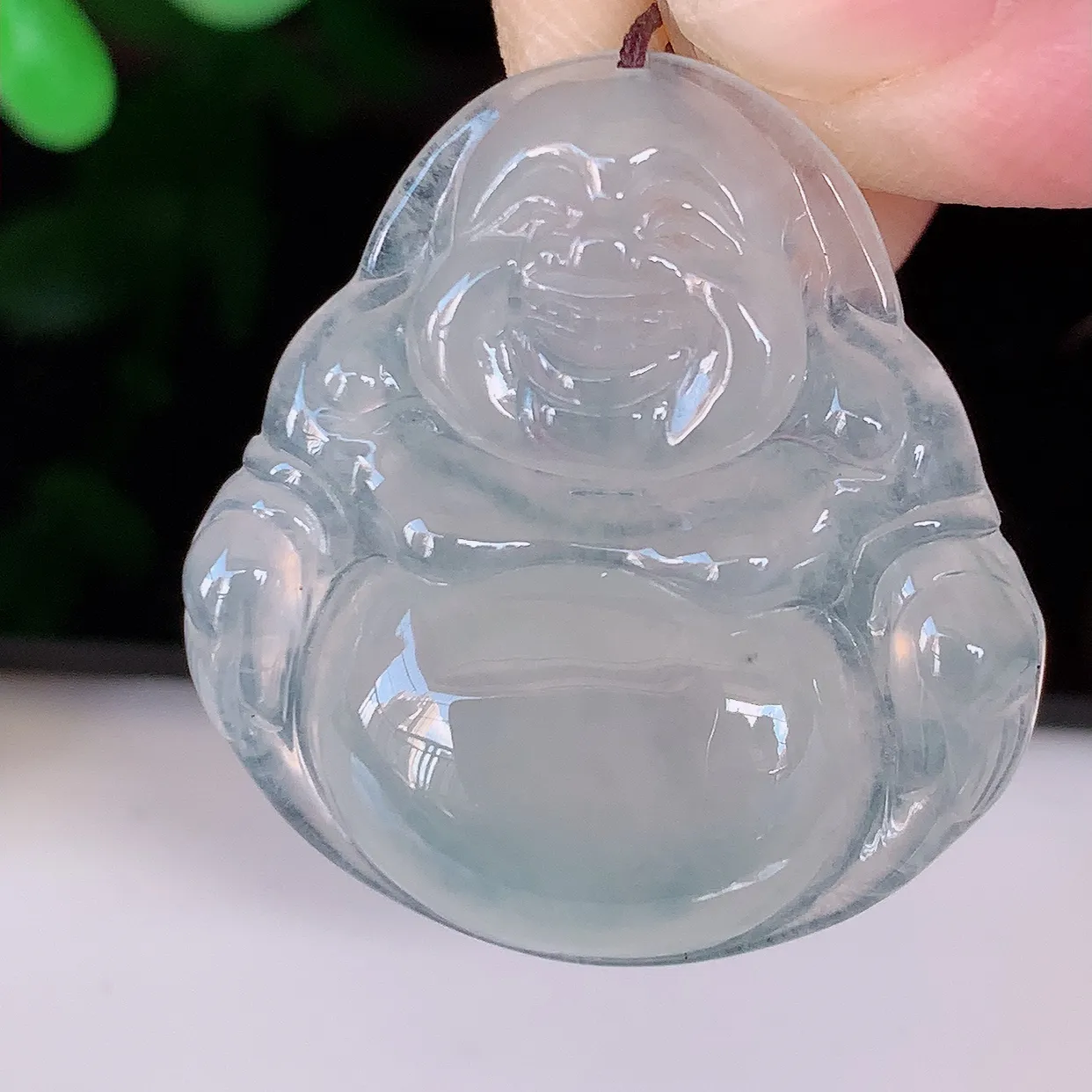 自然光实拍，冰种翡翠佛公吊坠，饱满， 佛公亦保平安，寓意有福（佛公）相伴，品相佳，配戴优雅迷人！#35.16