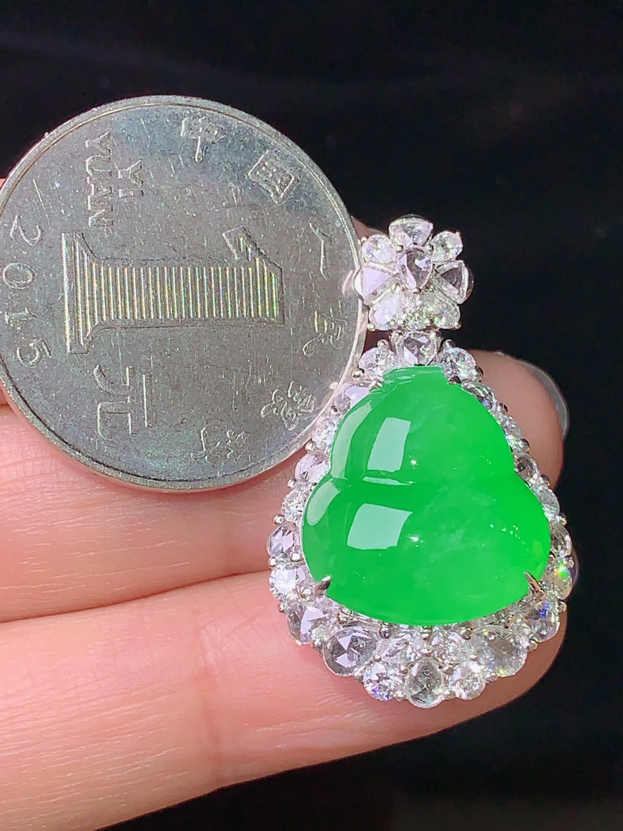 18k金钻镶嵌满绿葫芦吊坠 玉质细腻 色泽清新艳丽 整体尺寸31.5*18.5*12.5