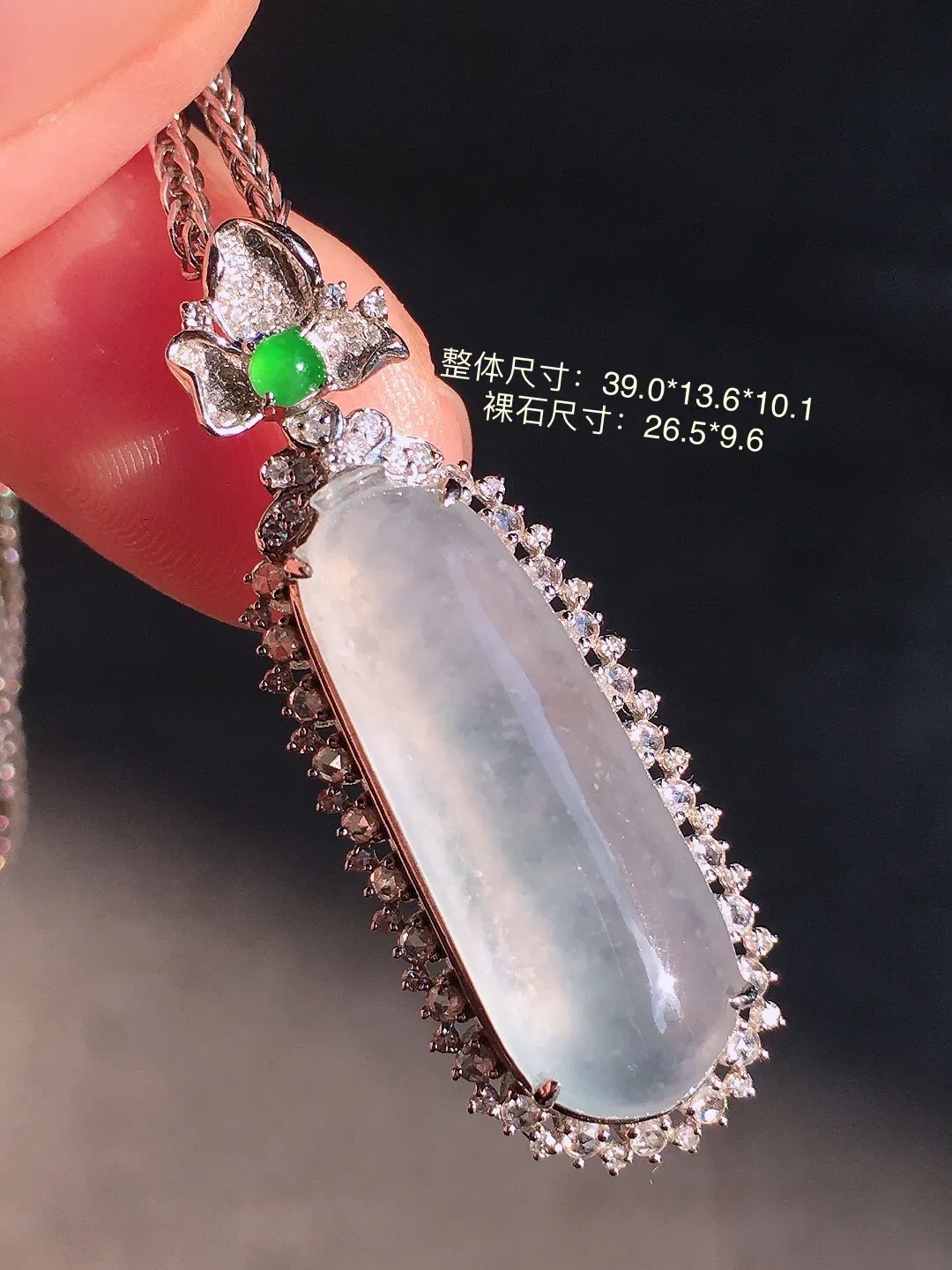 冰种福瓜吊坠，玉质细腻，荧光感超
强，饱满圆润，气质满满。18k
金豪华镶嵌