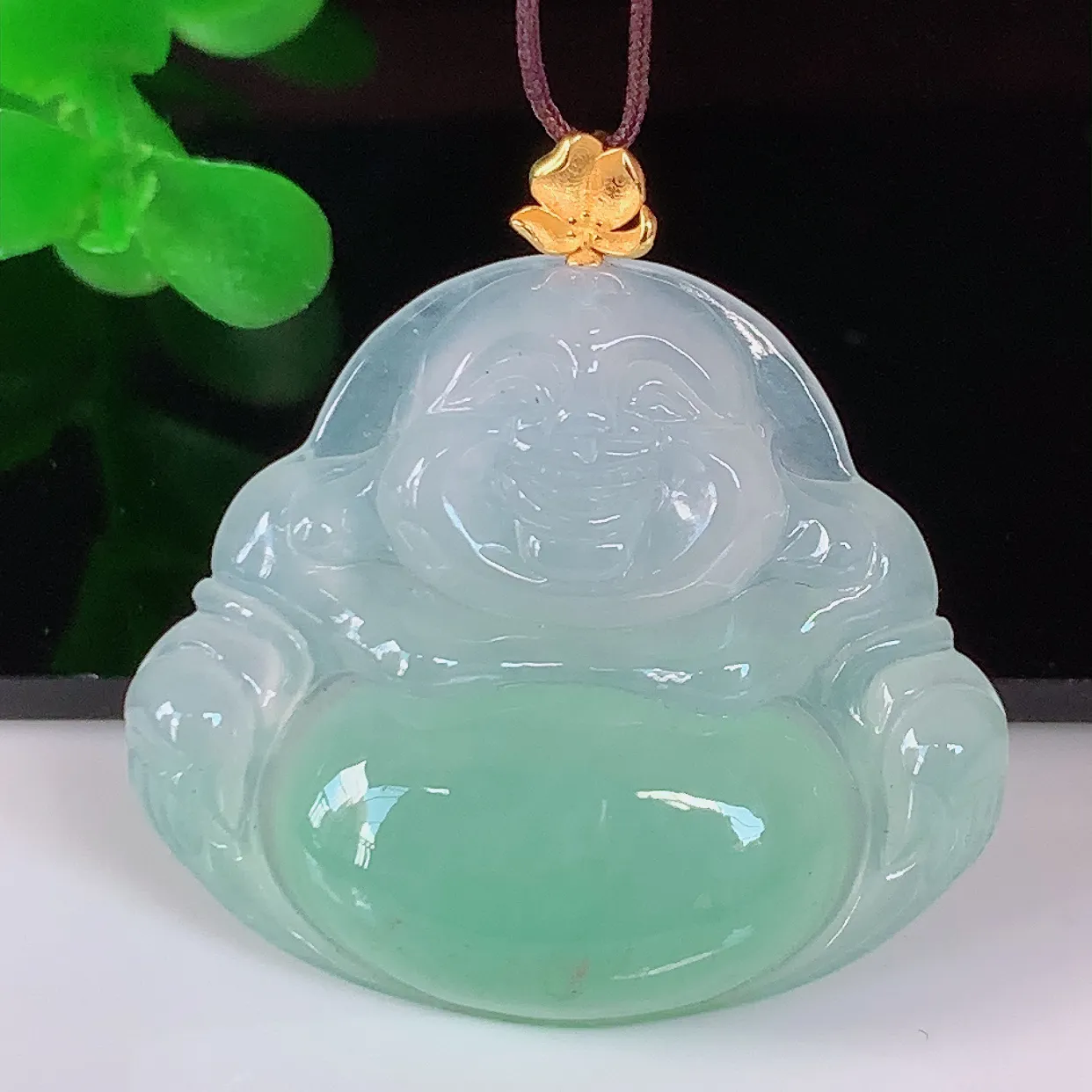 自然光实拍，18K金镶嵌冰种满绿肚翡翠佛公吊坠，冰透饱满， 佛公亦保平安，寓意有福（佛公）相伴，品相