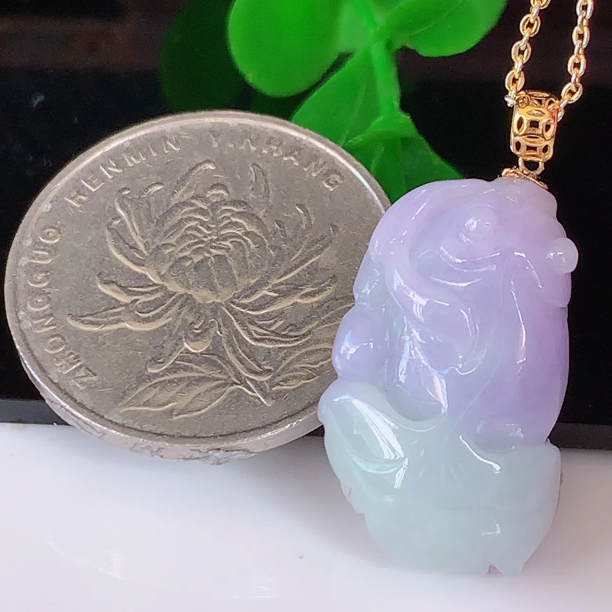 自然光实拍，18K金镶嵌冰润紫罗兰翡翠年年有余，自由自在玉吊坠，寓意财源广进，雕工婉约，栩栩如生，佩戴优雅迷人！#1.16
