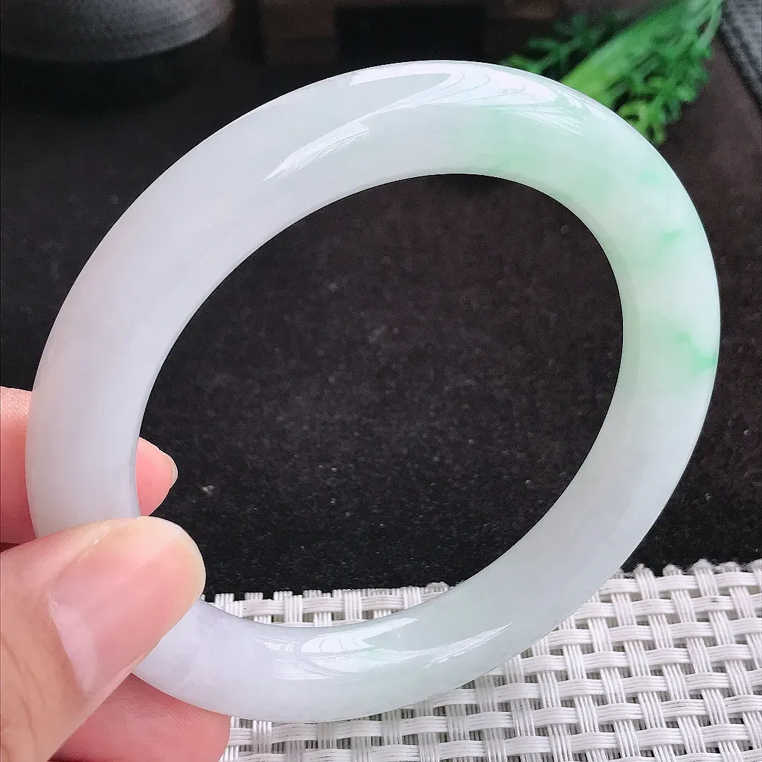 自然光61.5/10.9/11老坑精美冰润飘绿大圈口圆条手镯天然翡翠玉镯女款百搭