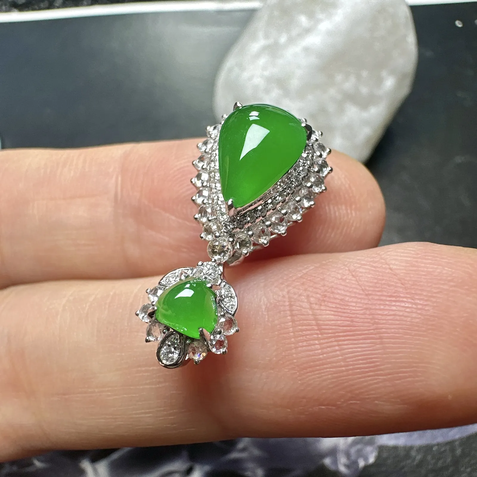 【冰种满绿水滴吊坠】小精品，种水上乘，冰感十足，通透闪亮，晶莹剔透。颜色浓郁，18K金钻精美镶嵌，裸石尺寸10*6.6*3.6毫米