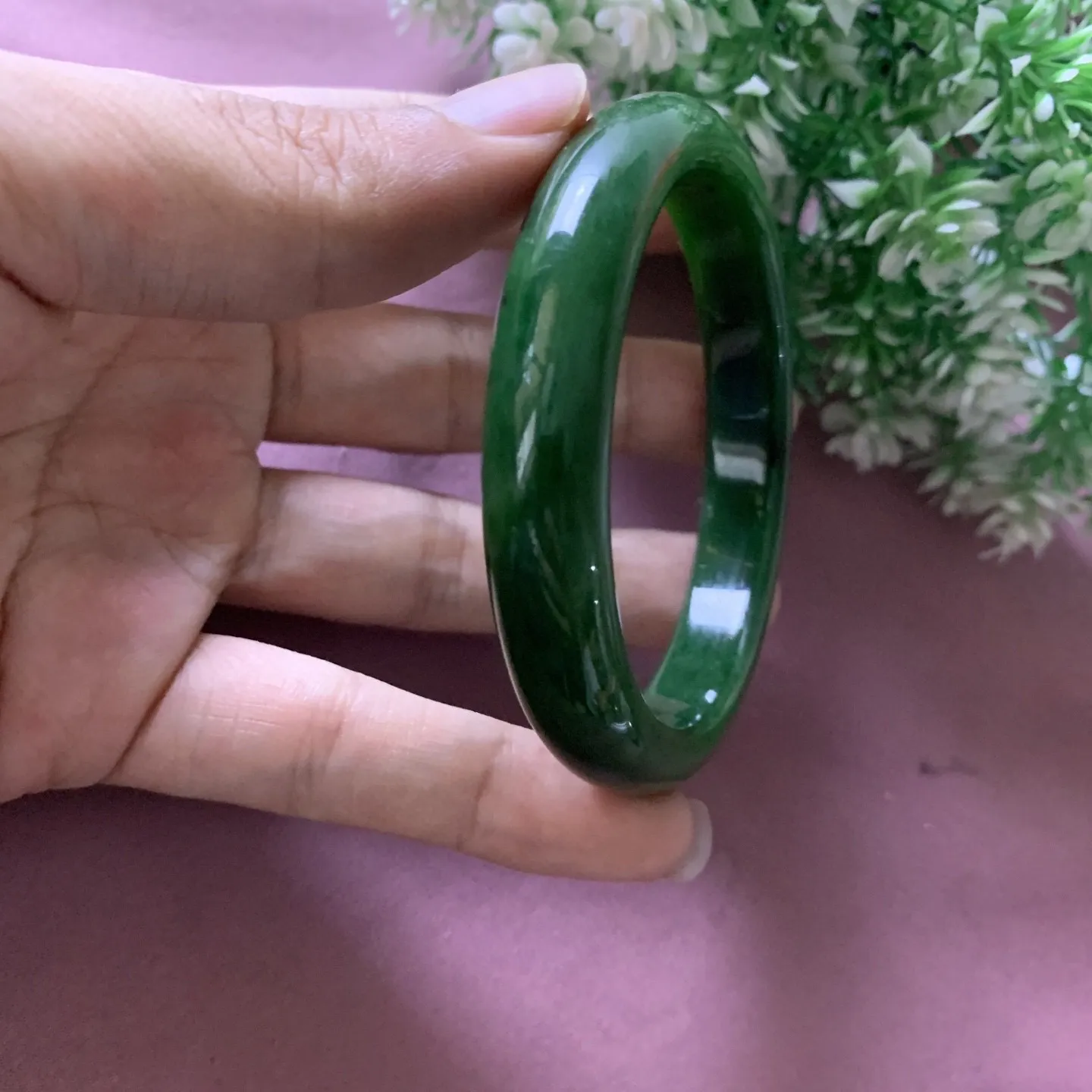和田玉碧玉60圈口菠菜绿手镯，圈口60宽12重49.1克，玉质细腻油润 底色纯净 无裂无杂 脂粉好，品质好，佩戴端庄典雅，低调含蓄。