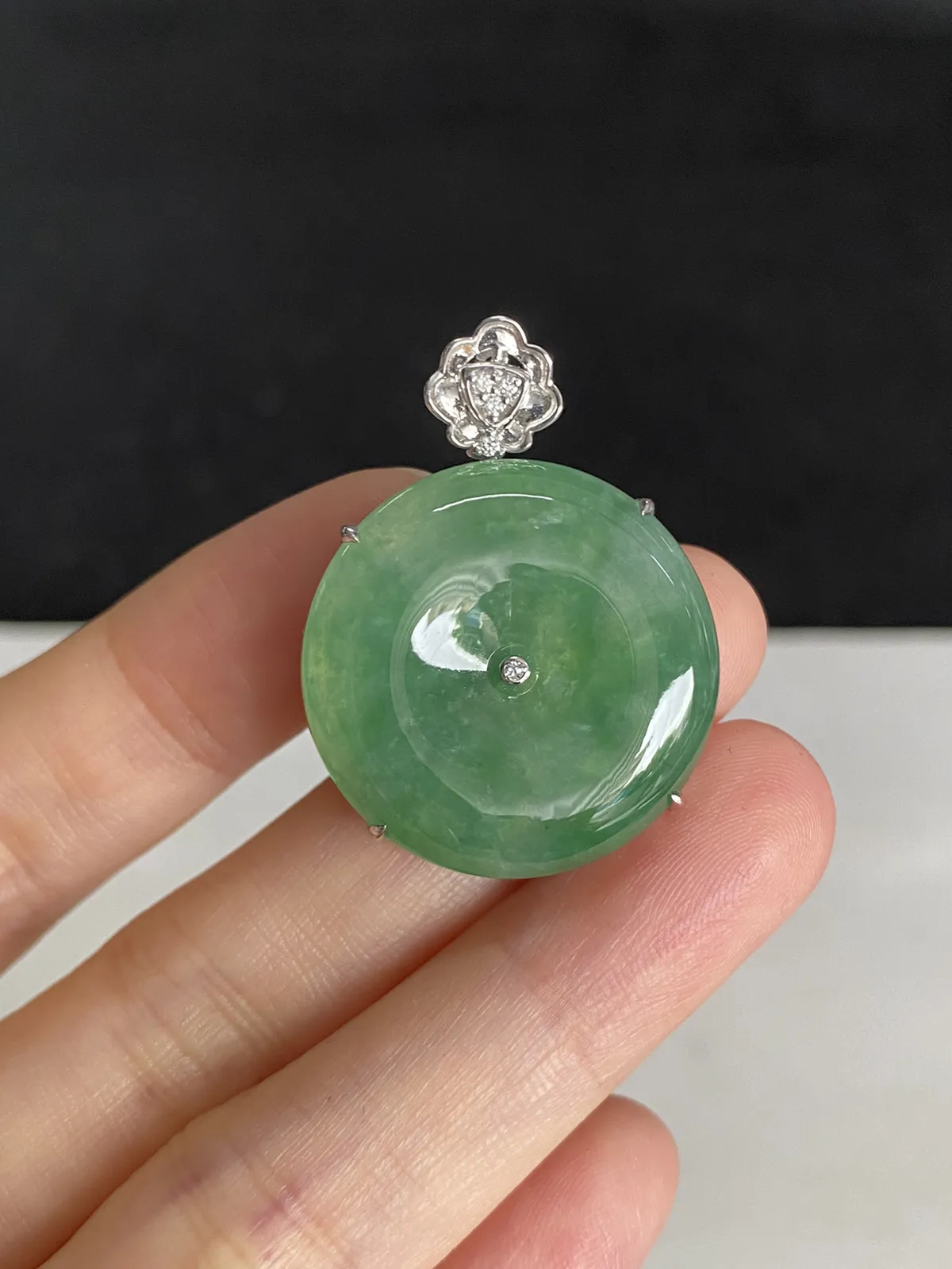 翡翠冰糯种浅绿色平安扣，印记：G18K,伴钻石