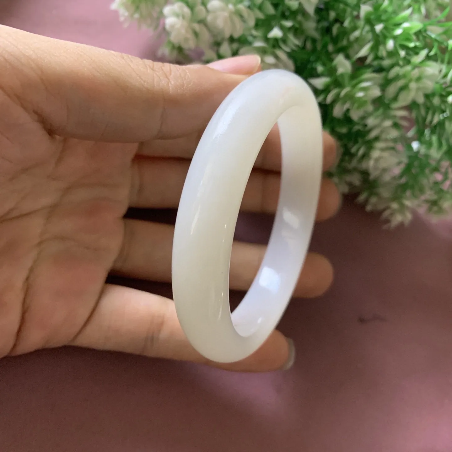 暖白，和田玉59圈口手镯！冰透白，玉质细腻油润 底色纯净 无裂无杂 脂粉好，品质好，佩戴端庄典雅，低调含蓄