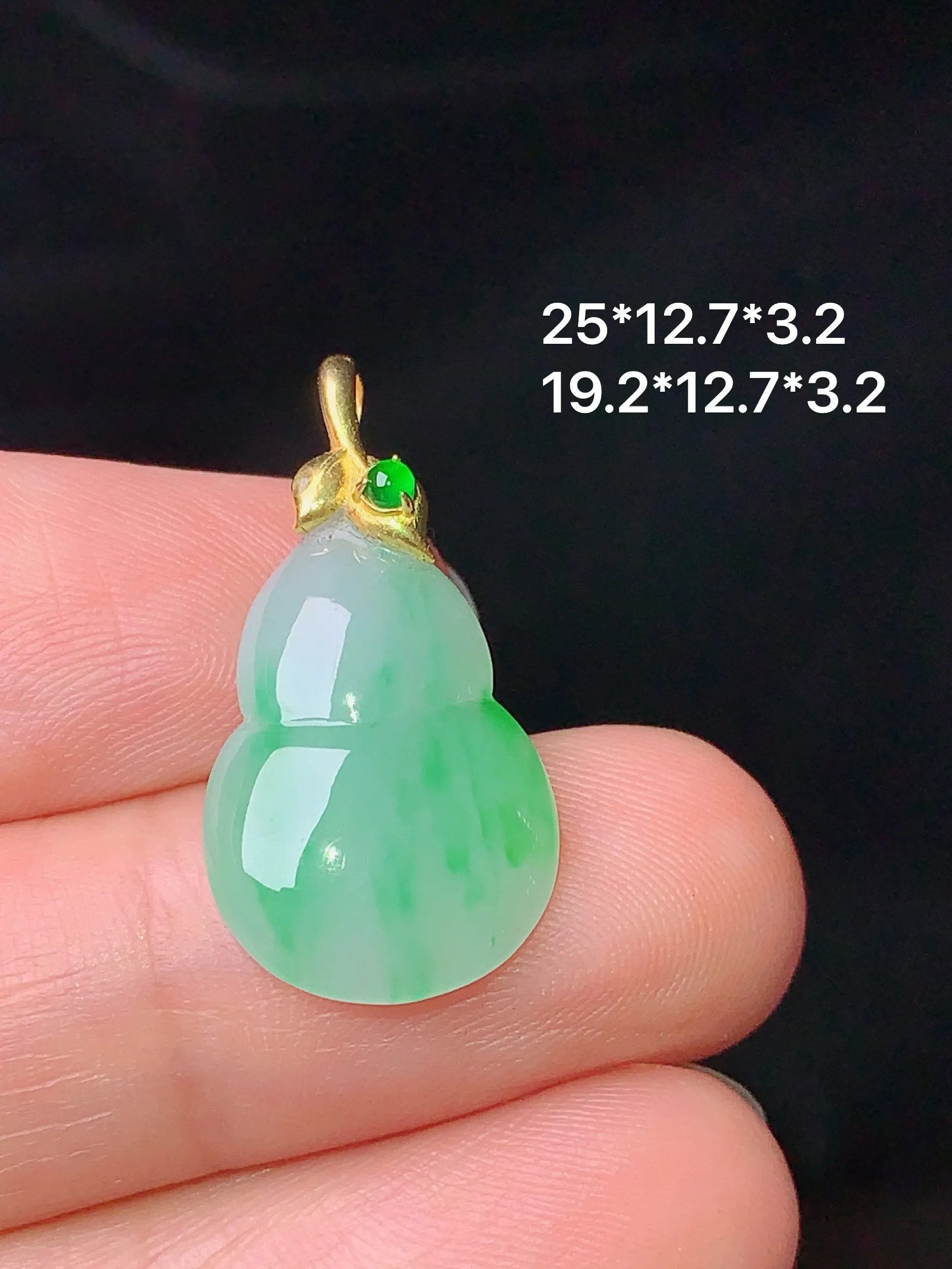 18k金镶嵌翠绿葫芦吊坠 玉质细腻 色泽清新艳丽 整体尺寸25*12.7*3.2