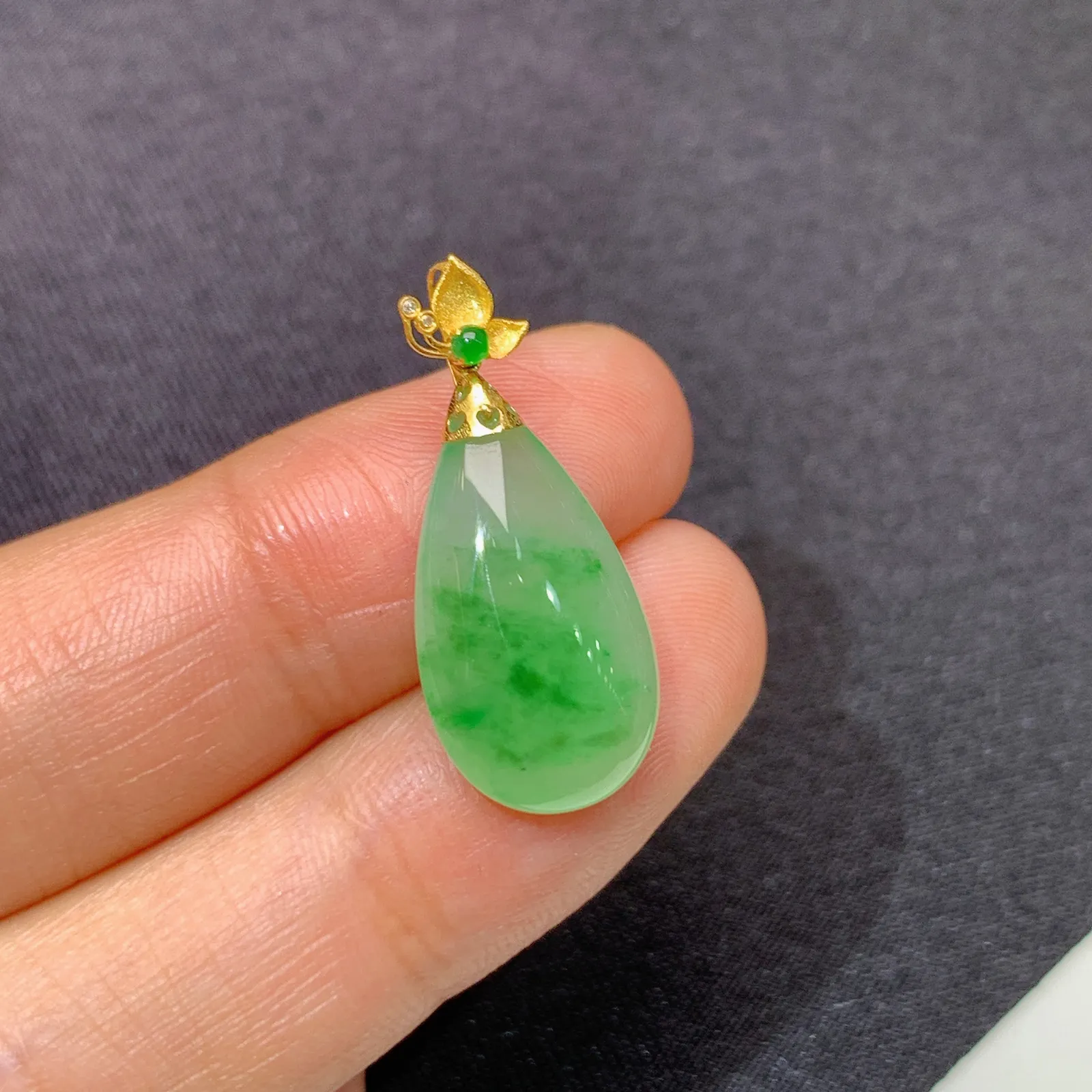 冰飘绿水滴吊坠，18k金镶嵌，冰润色阳，玉质细腻，种水足 尺寸25*10.6*5