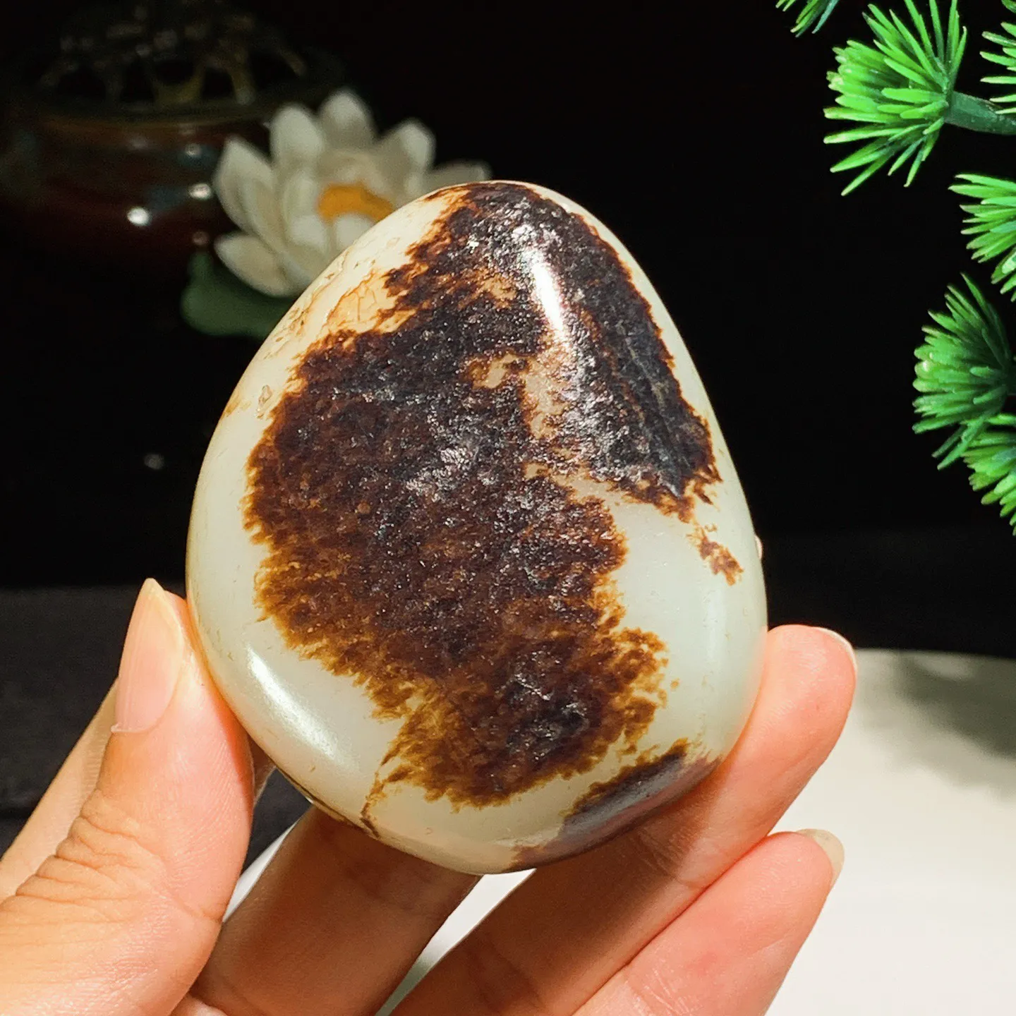 新疆山料原石。尺寸66.7/55.1/25.1重149.2克。玉质细腻油润。手推出油。品相大气。 lt250817