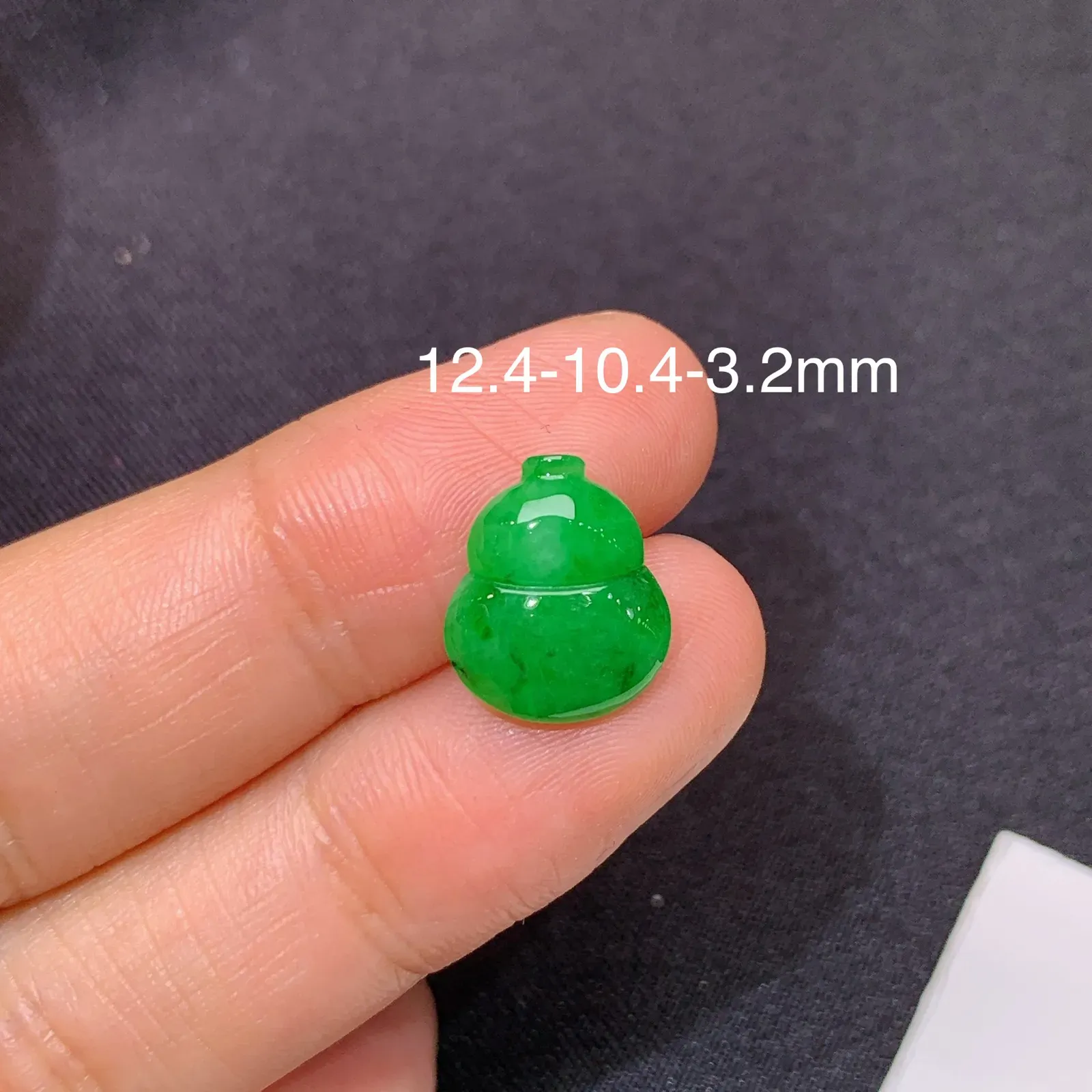 阳绿葫芦，镶嵌佳品，冰润色阳，种水足 尺寸12.4*10.4*3.2