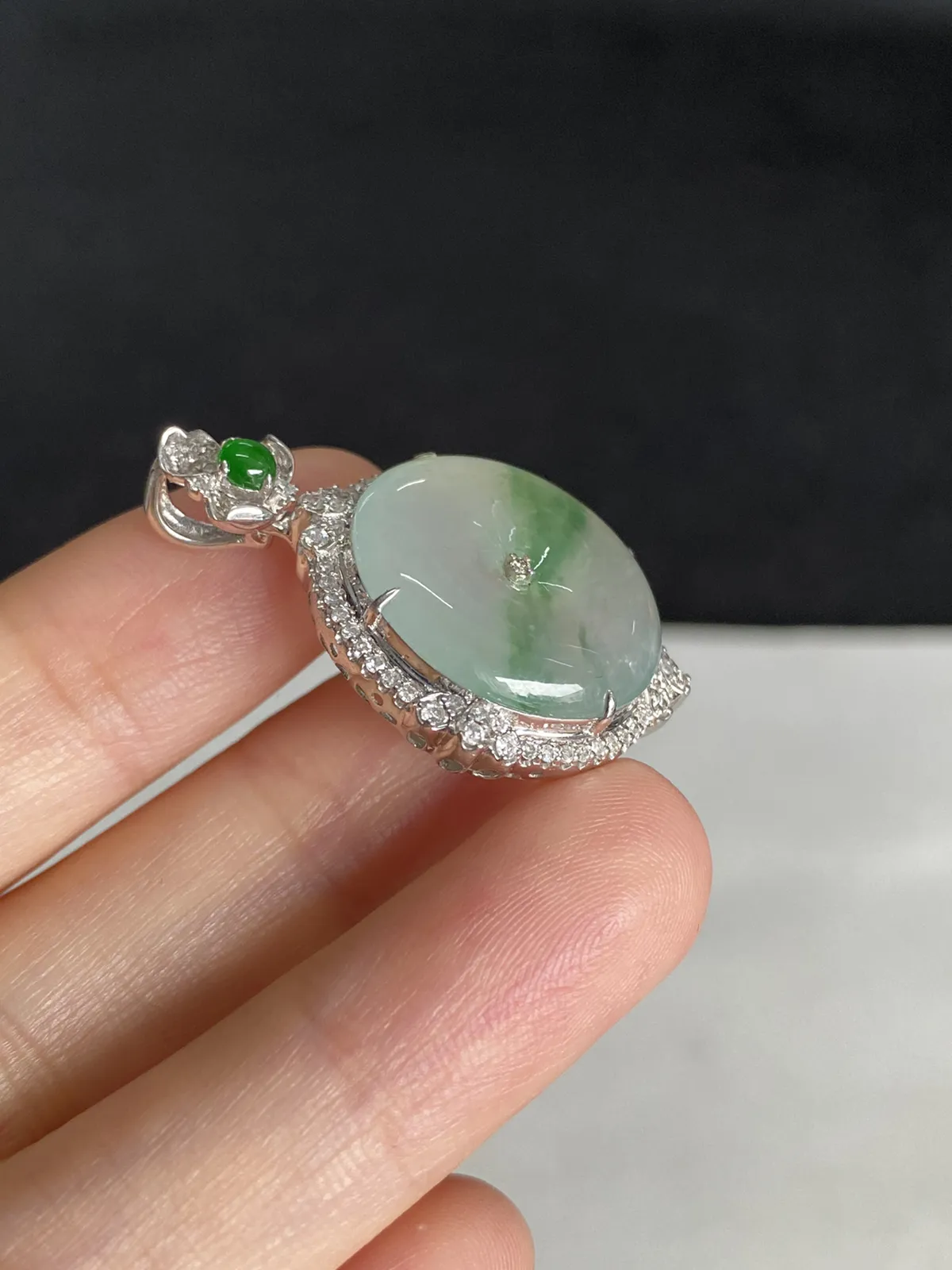翡翠冰糯种淡绿色平安扣，印记：G18K,伴钻石