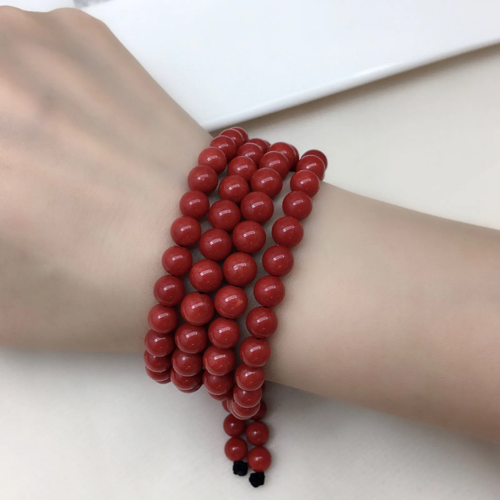 【精品7.5mm圆珠红珊瑚108佛珠串】手链项链两用款！深红色，意大利产地，沙丁材料，颜色和品质都是好漂亮的！来自深海千年生长，自古被佛教奉为珍宝，底部为活动绳结，可拉到底，珠子尺寸为7.5-6.5mm，重量50.39克。珊瑚生长纹路清晰，材料稀少，收藏价值高！