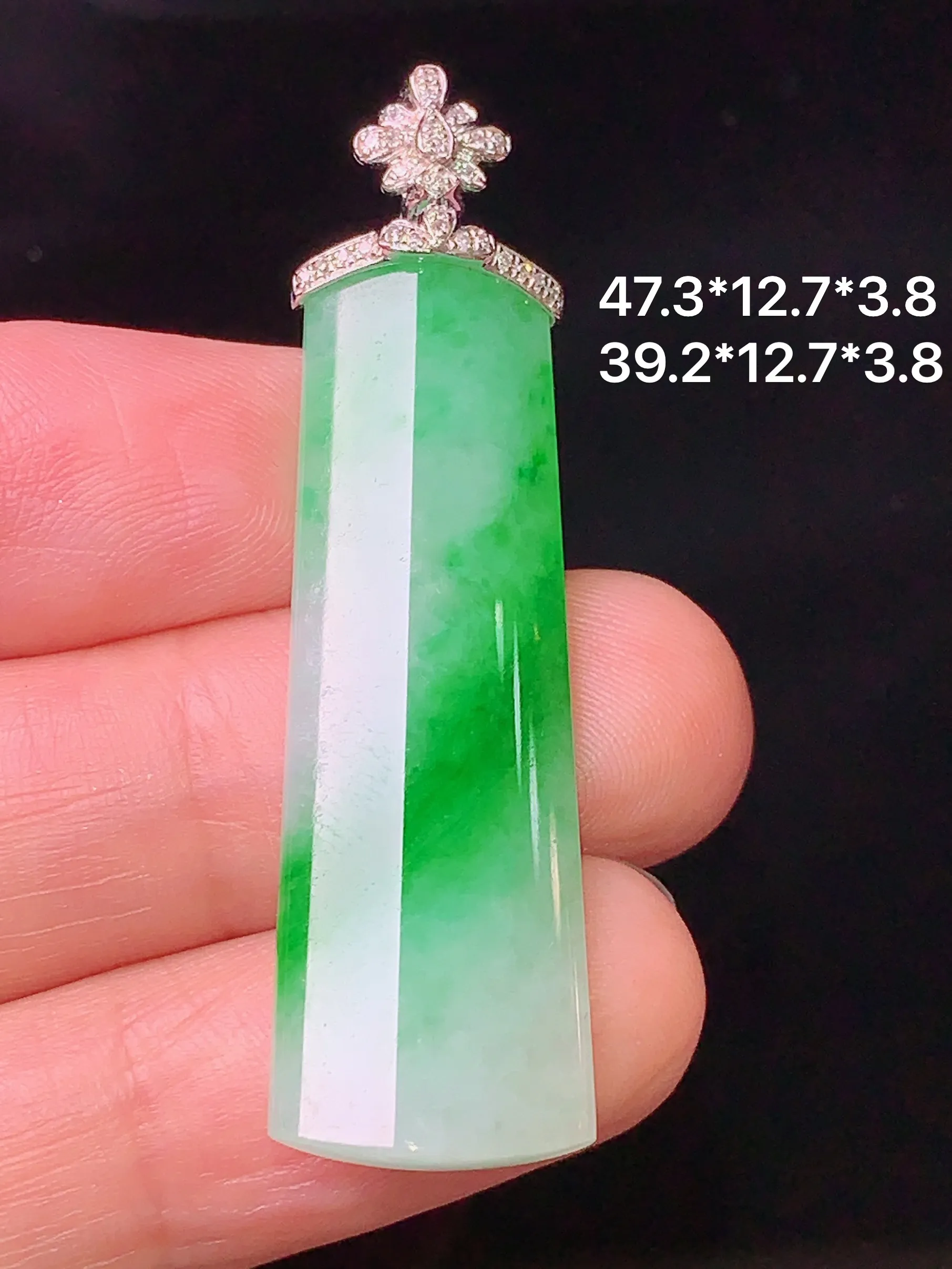 18k金钻镶嵌飘绿无事牌吊坠 玉质细腻 色泽清新艳丽 整体尺寸47.3*12.7*3.8
