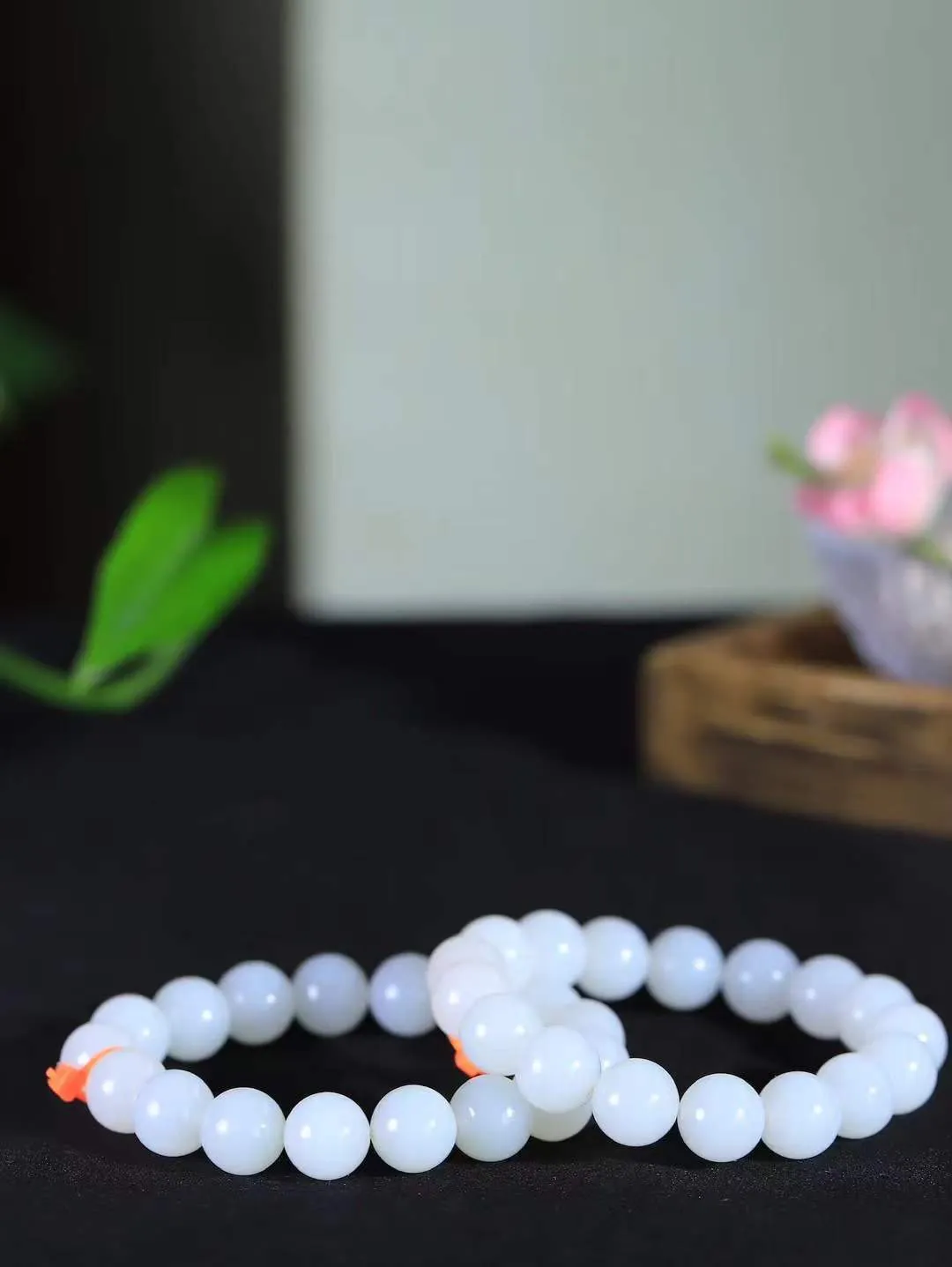 一个【珠圆玉润.手串】

精品和田玉白玉珠圆玉润手串 玉质温润细腻  整串打磨圆润，佩戴舒适。珠珠落玉盘，间关莺语花底滑，一生美好时光，无论身在何处，都有它相伴相守。事事顺遂，幸福美满，吉祥如意。单重45克 尺寸取一11.9mm  FDT-10801713