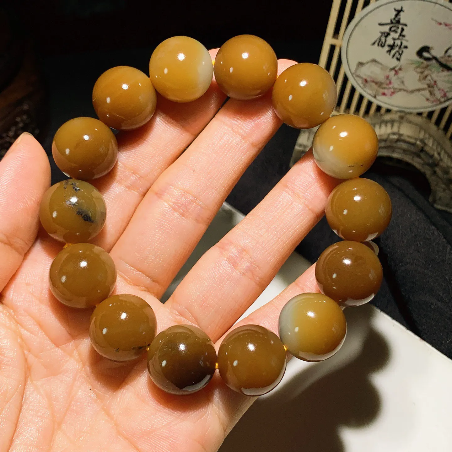 收藏级！新疆且末糖老红糖手串。尺寸10.9。玉质细腻油润。手推出油。品相大气。 lt250817