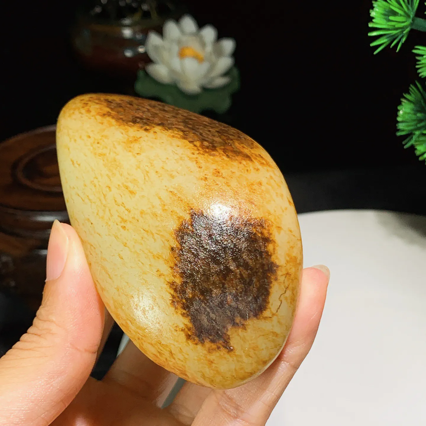 新疆和田玉原石把件。尺寸103.1/49.5/37.5重340.4克。玉质细腻油润。手推出油。品相大气。 lt250817