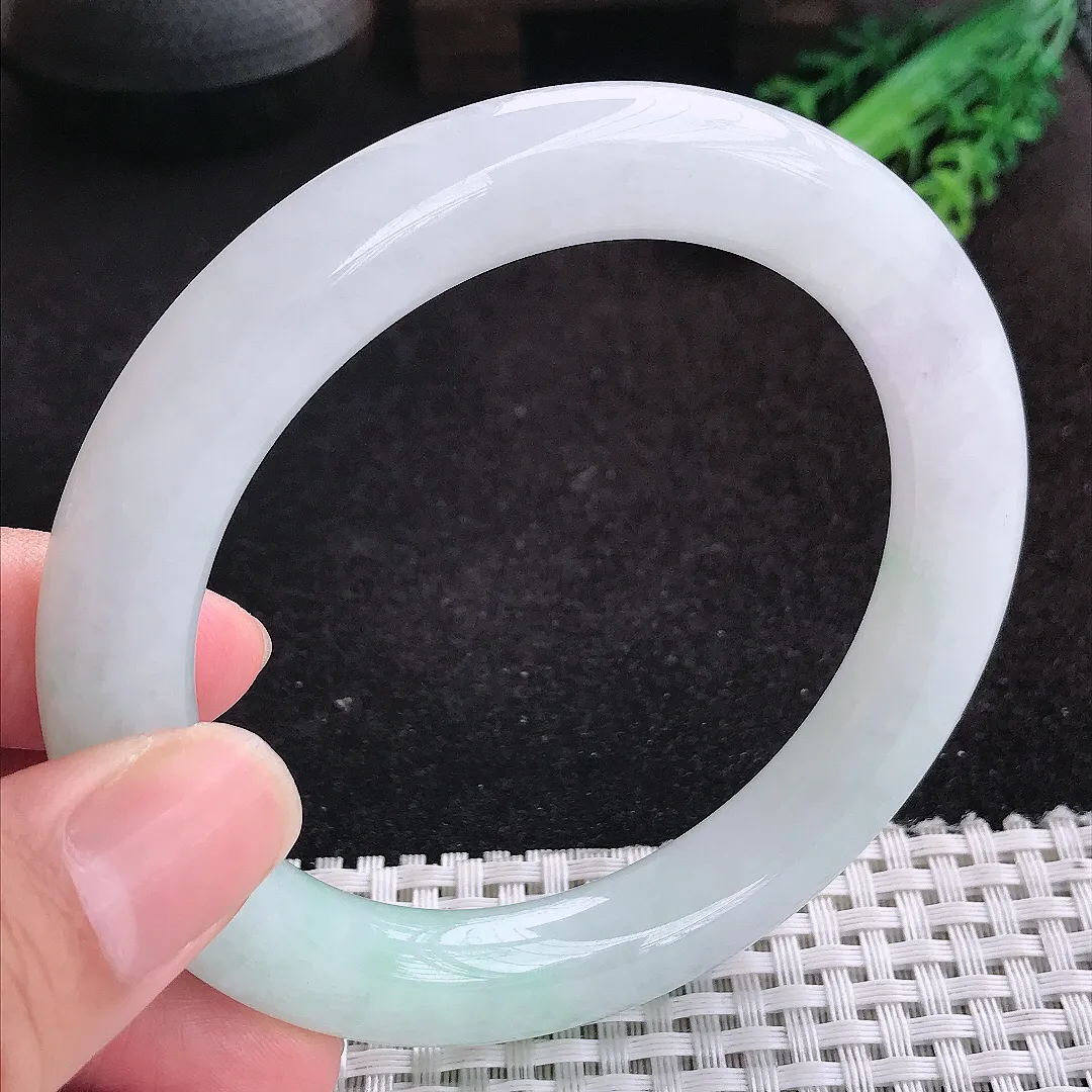 自然光61.5/10.9/11老坑精美冰润飘绿大圈口圆条手镯天然翡翠玉镯女款百搭